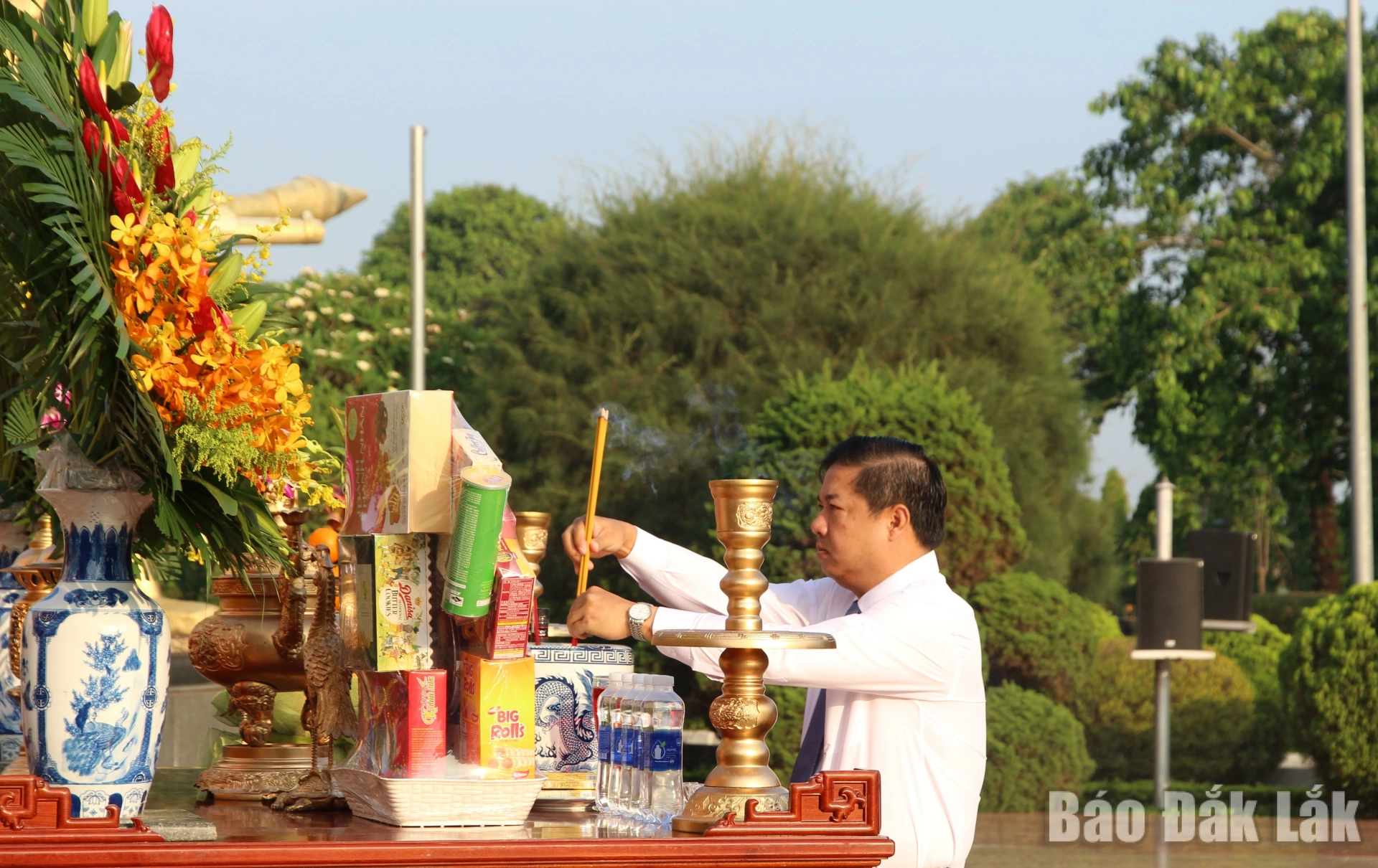 Đồng chí Lương Nguyễn Minh Triết dâng hương trước Tượng đài Tổ quốc ghi công.