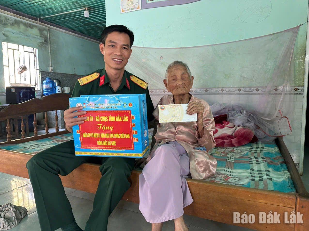 Trung tá Võ Văn Hùng, Phó Chủ nhiệm Chính trị Bộ Chỉ huy Quân sự tỉnh ân cần thăm hỏi, chuyện trò với Mẹ Việt Nam anh hùng Đặng Thị Lịch.