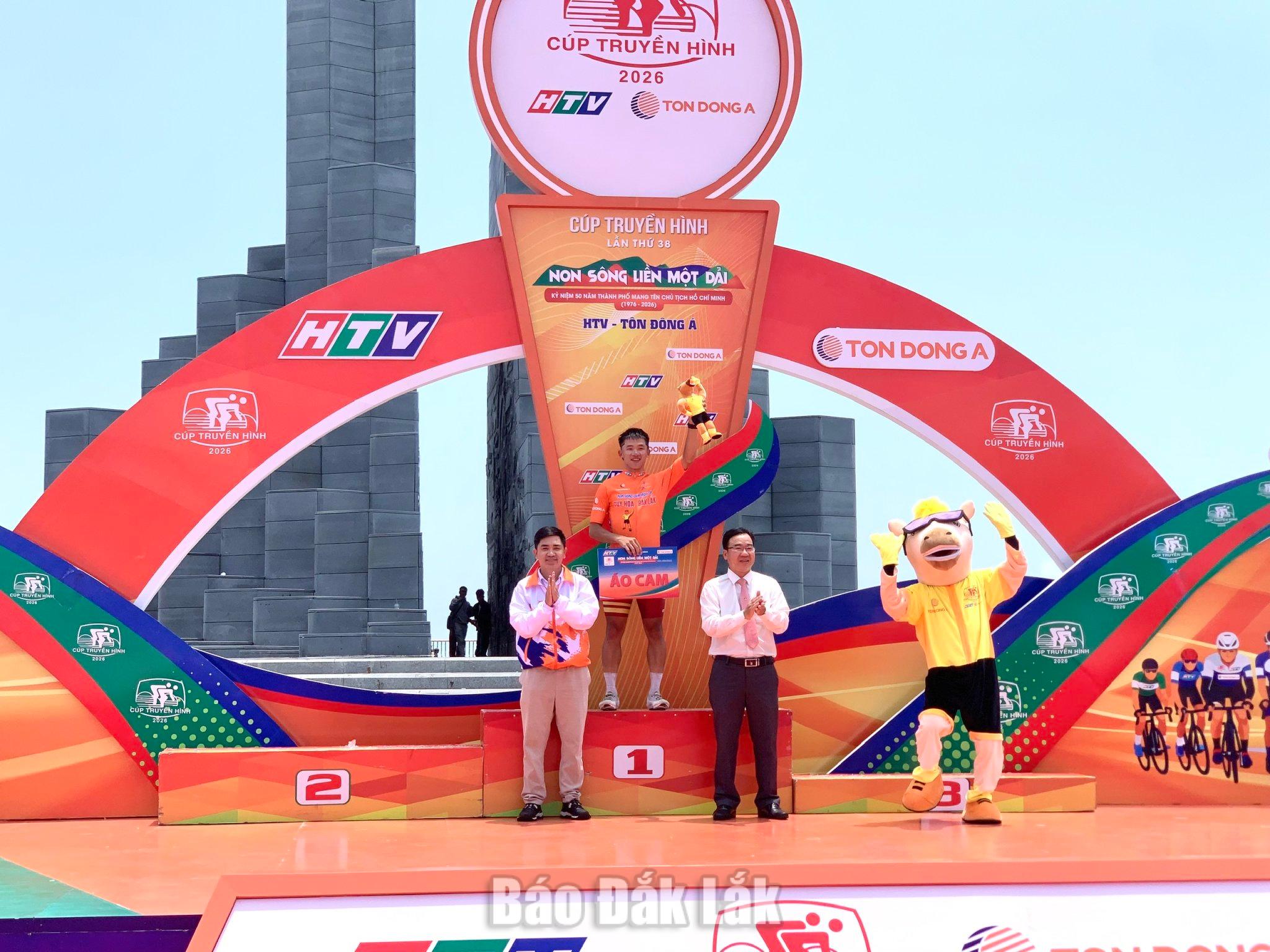 Phó Giám đốc Sở Văn hóa, Thể thao và Du lịch Lê Hoàng Phú (bìa phải) và nhà tài trợ trao danh hiệu Áo Cam.