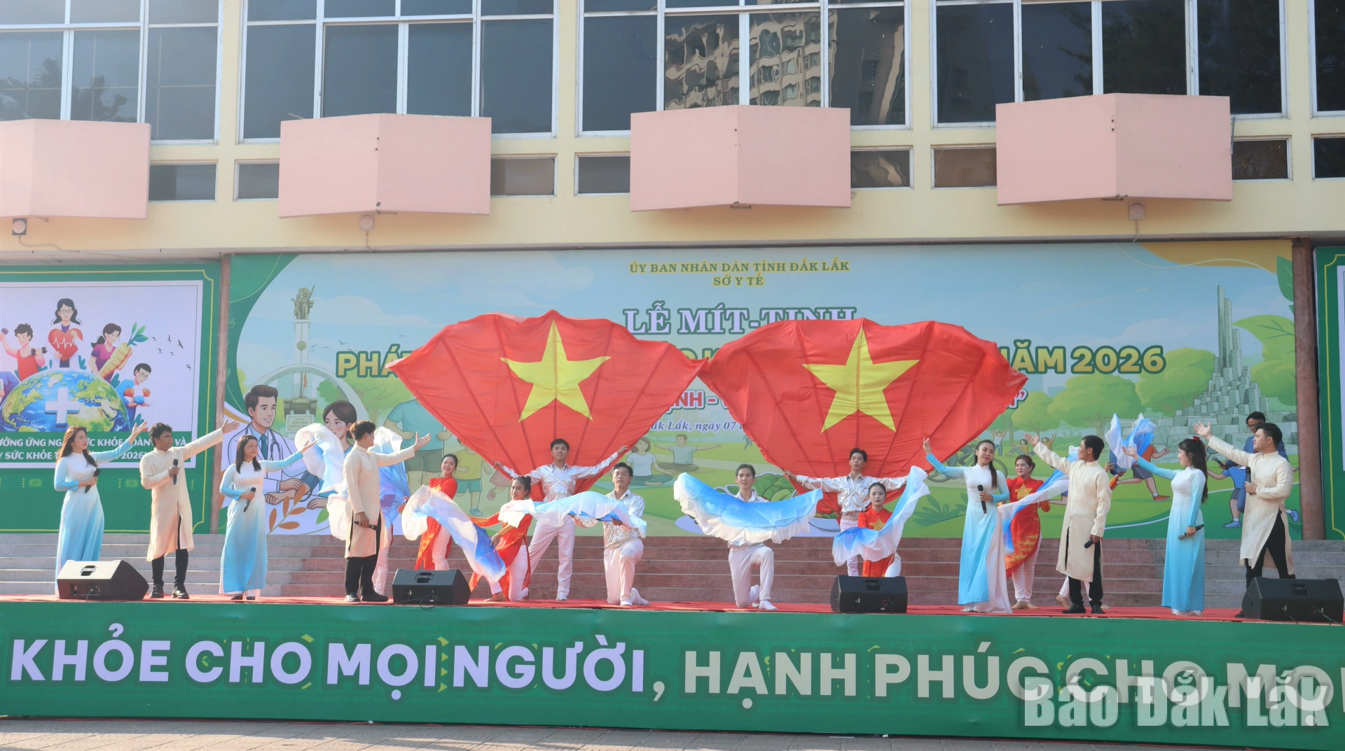 Văn nghệ chào mừng Lễ mít tinh 