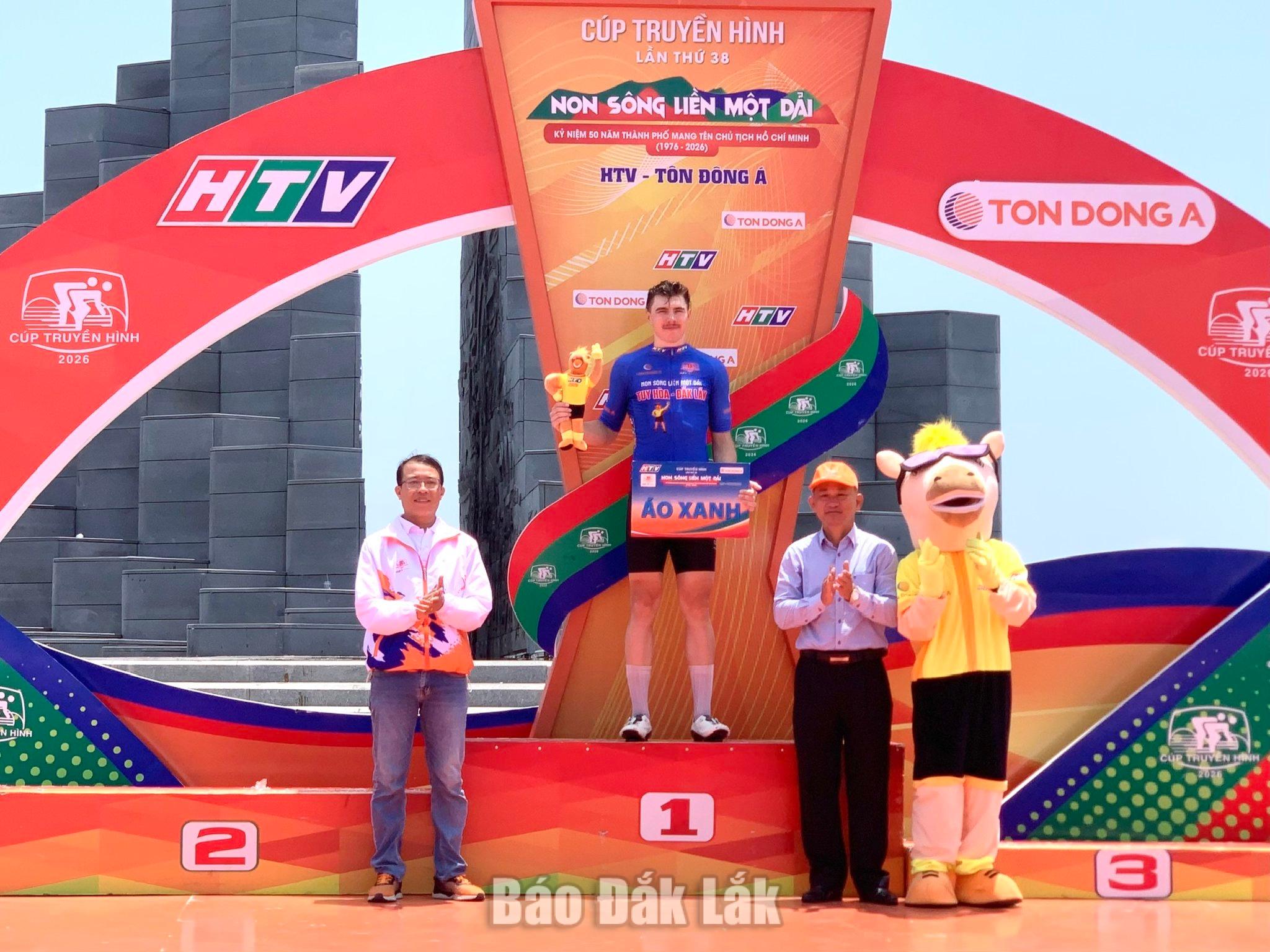 Phó Chủ tịch UBND phường Tuy Hòa Ngô Quang Định và ban tổ chức trao danh hiệu Áo Xanh