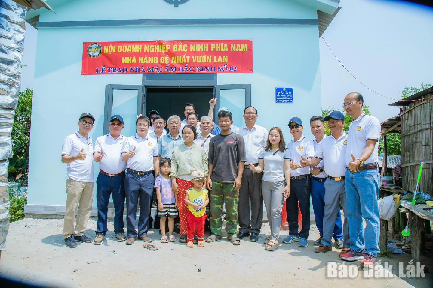 Đại diện các đơn vị bàn giao nhà cho gia đình