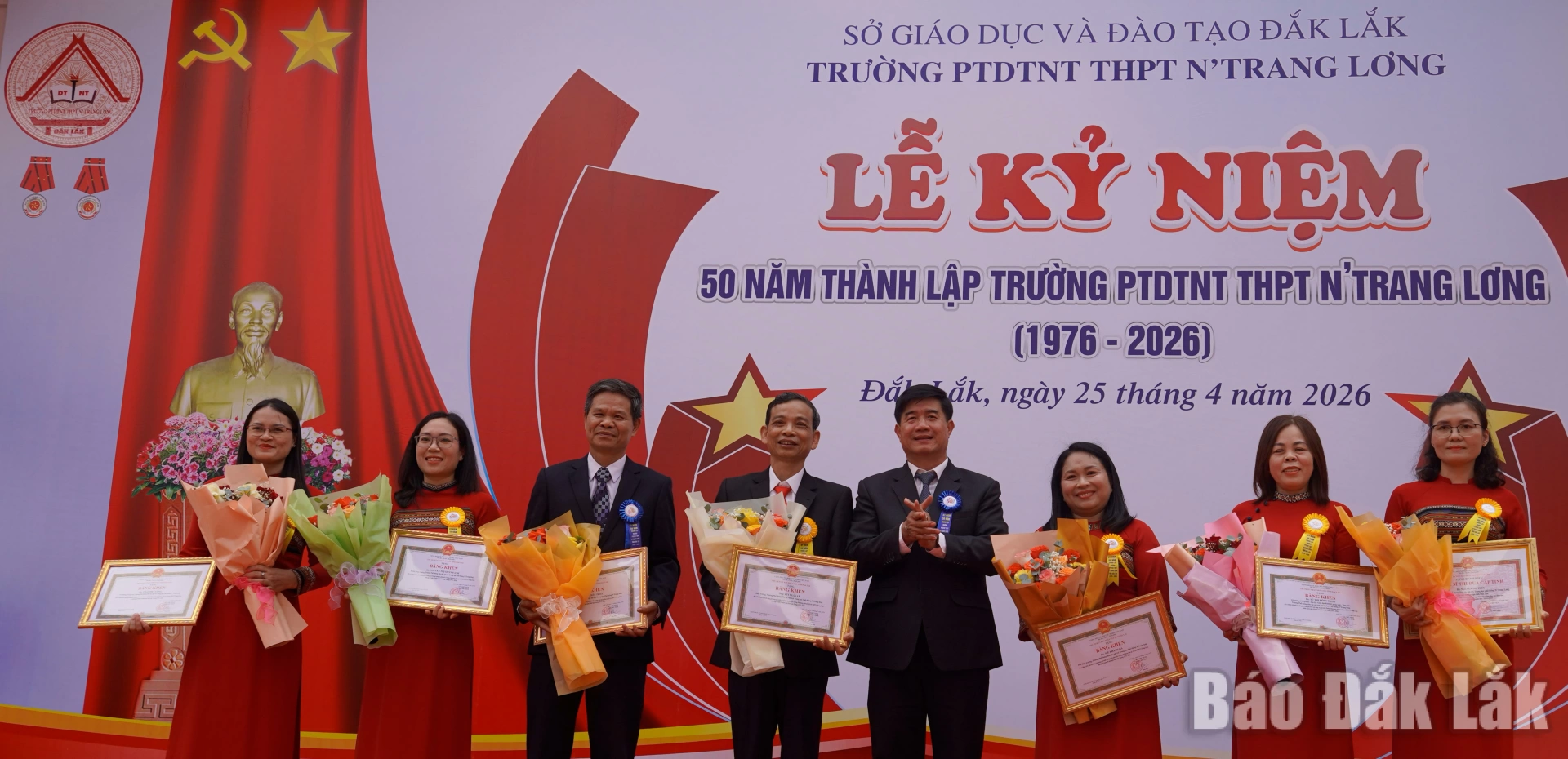 Phó Chủ tịch UBND tỉnh Nguyễn Thiên Văn trao Bằng khen Chủ tịch UBND tỉnh tặng các cá nhân.