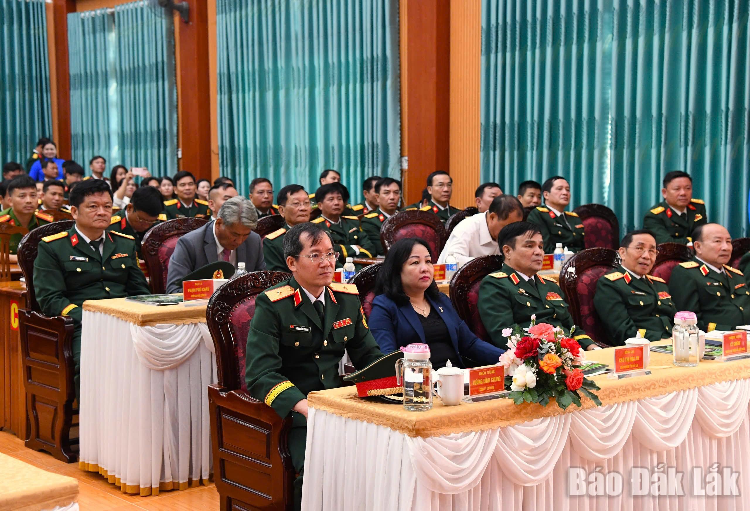 Đại biểu tham dự buổi lễ.