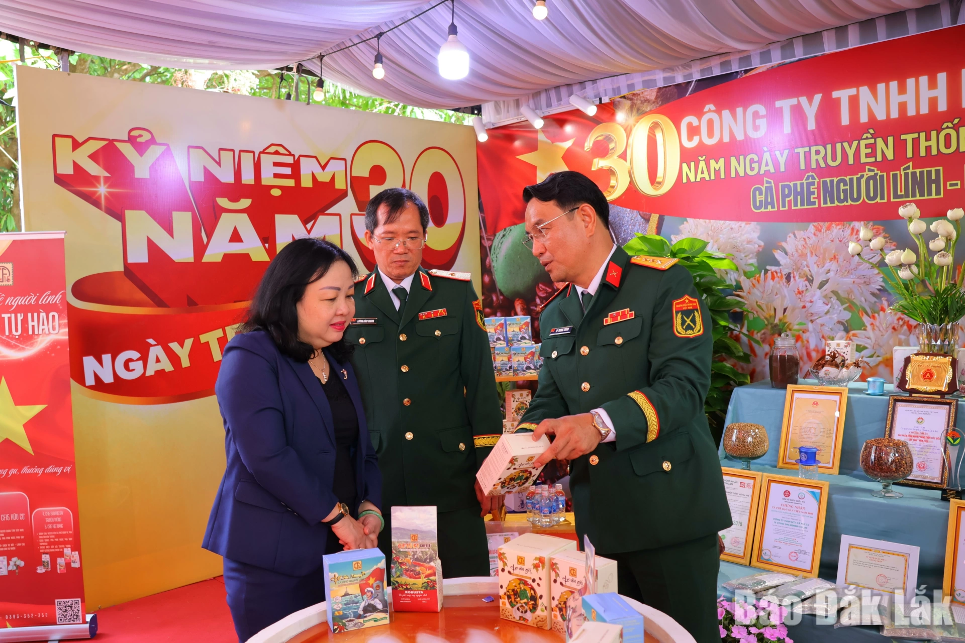 Các đại biểu tham quan các gian hàng, sản phẩm của Công ty Cà phê 15.