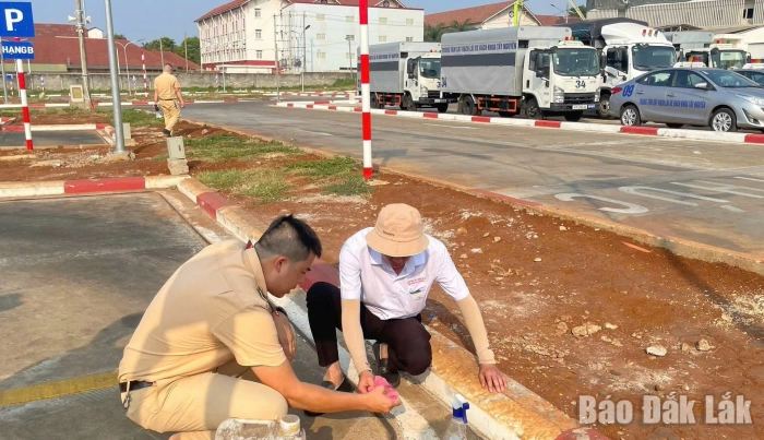 Cảnh sát giao thông xóa “dấu vết lạ” trên các sân sát hạch lái xe