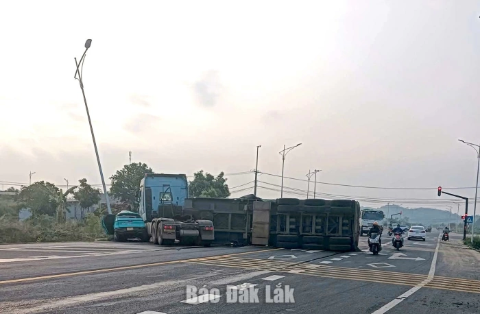 Xe tải va chạm taxi khiến hai người thương vong