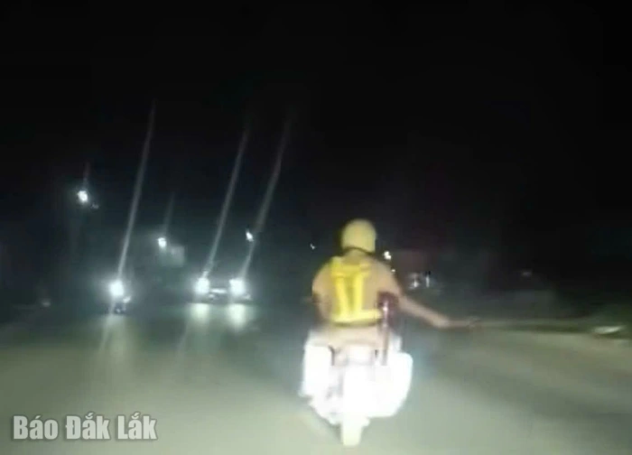 Cảnh sát giao thông Đắk Lắk hỗ trợ hai nữ sinh đi cấp cứu kịp thời