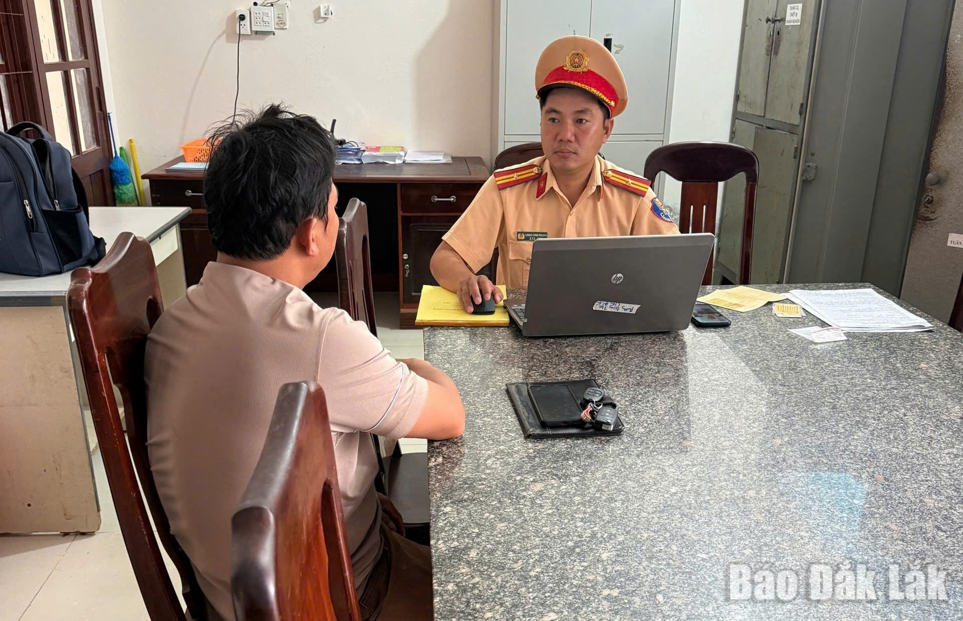 Tài xế L.V.D. tại cơ quan Công an.
