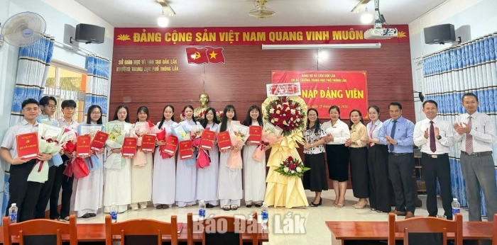 Chi bộ Trường THPT Lắk kết nạp 11 đảng viên là học sinh