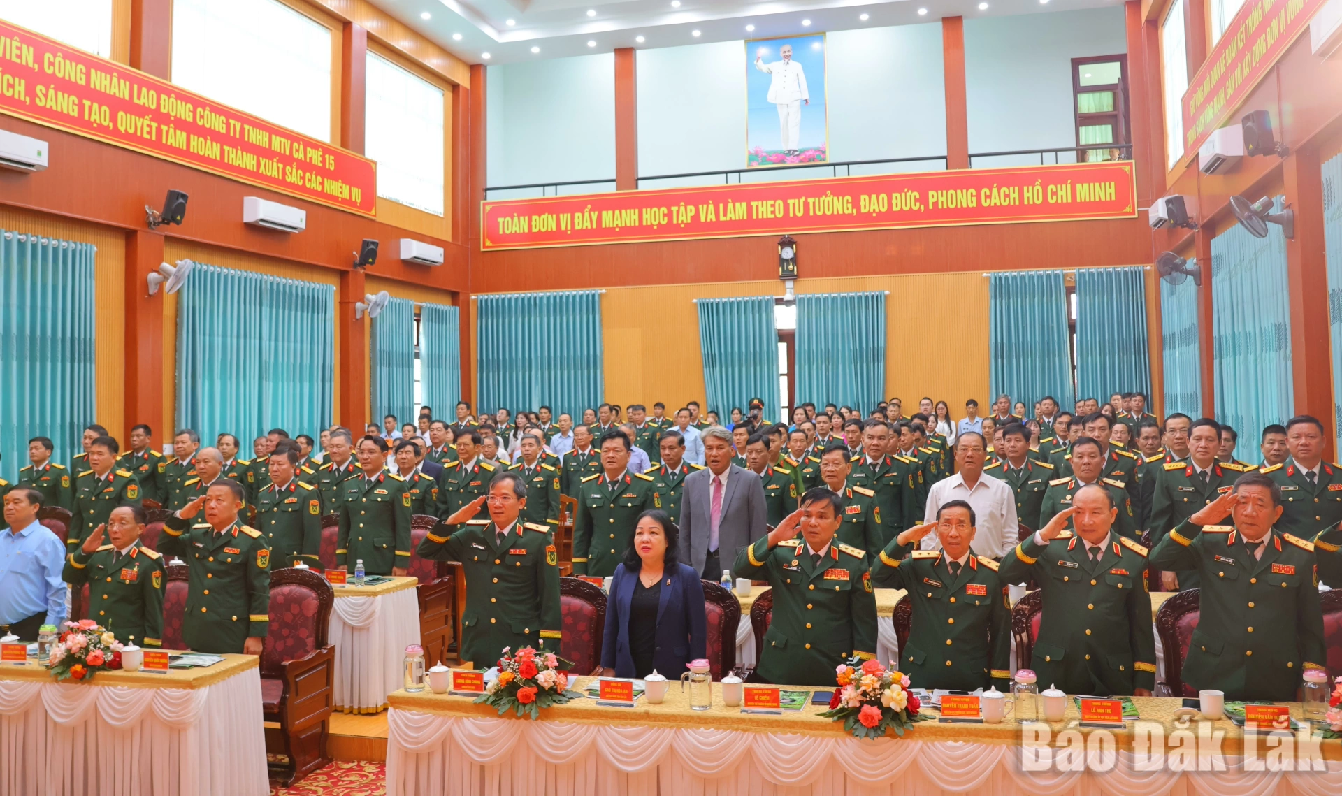 Các đại biểu dự tham gia chào cờ tại lễ kỷ niệm.