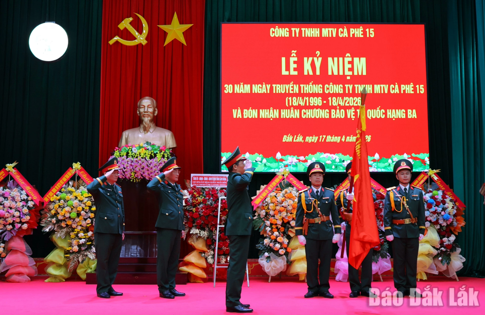 Giây phút trang nghiêm đón nhận Huân chương Bảo vệ Tổ quốc hạng Ba.