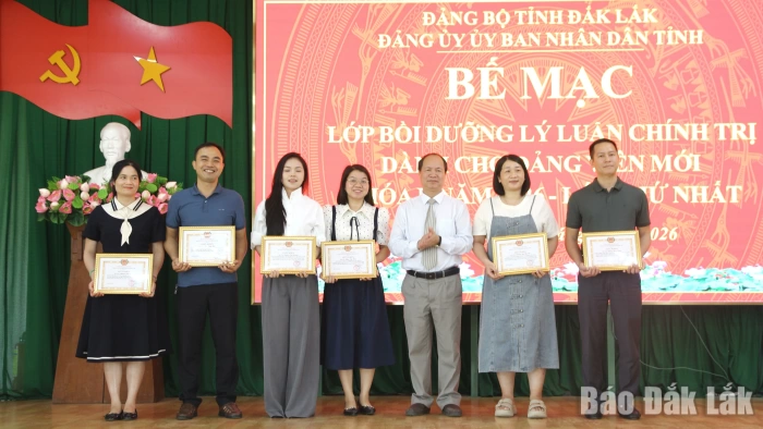 Bế mạc lớp bồi dưỡng lý luận chính trị dành cho đảng viên mới