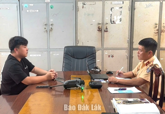 Lập hồ sơ xử lý tài xế ô tô “phun lửa” trên đường Võ Nguyên Giáp Lập hồ sơ xử lý tài xế ô tô “phun lửa” trên đường Võ Nguyên Giáp