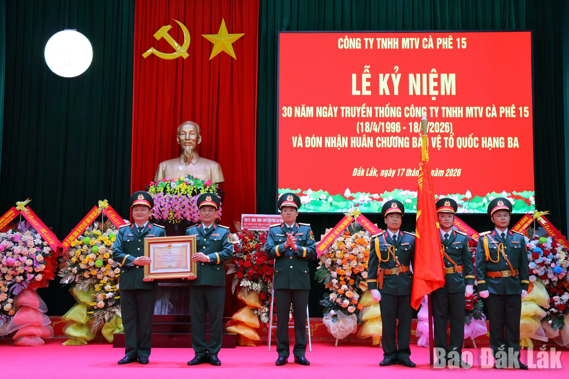 Công ty Cà phê 15 long trọng đón nhận Huân chương