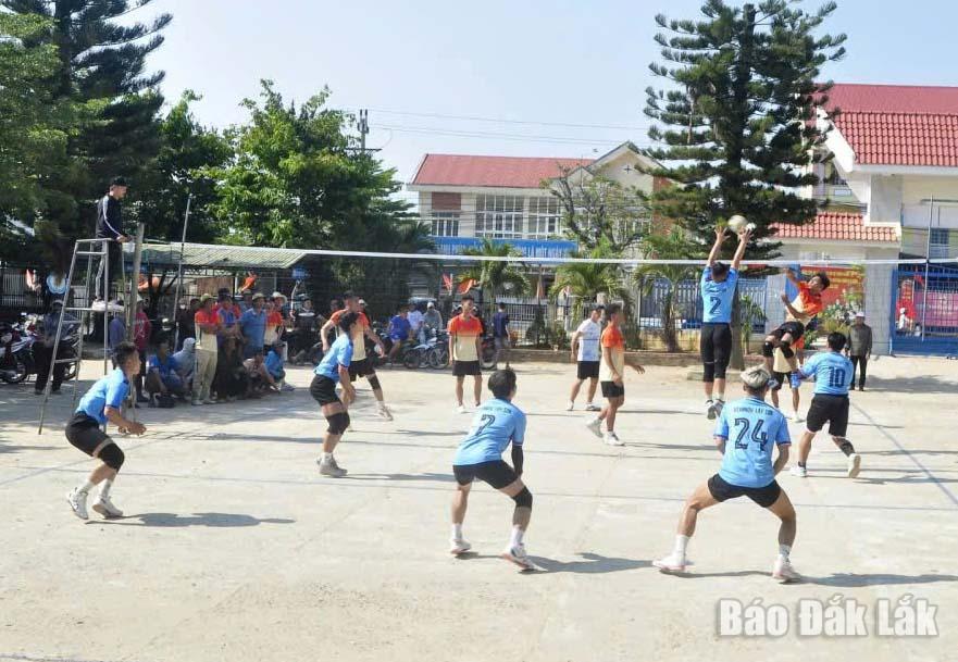 Các vận động viên tranh tài môn bóng chuyền.