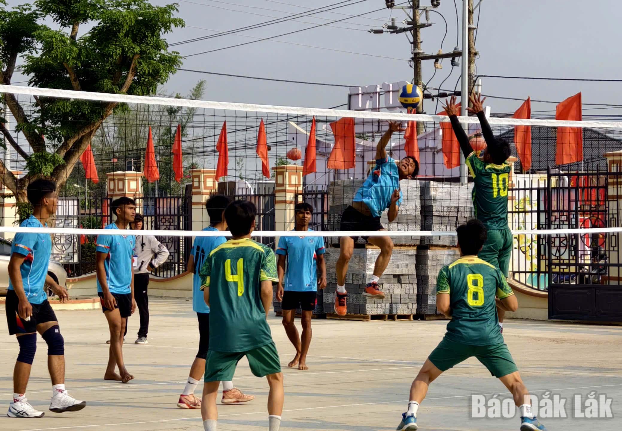Sau khi khai mạc, các đoàn tham gia thi đấu bóng chuyền nam.
