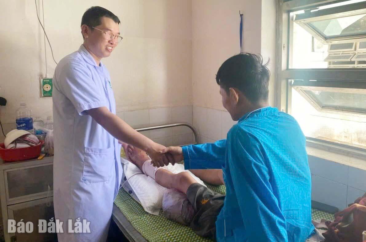 Bác sĩ Hồ Hoàng Vũ (bên trái) người thành công với nhiều ca phẫu thuật chân tay khó, giúp bệnh nhân khôi phục vận động, trở lại sinh hoạt bình thường.