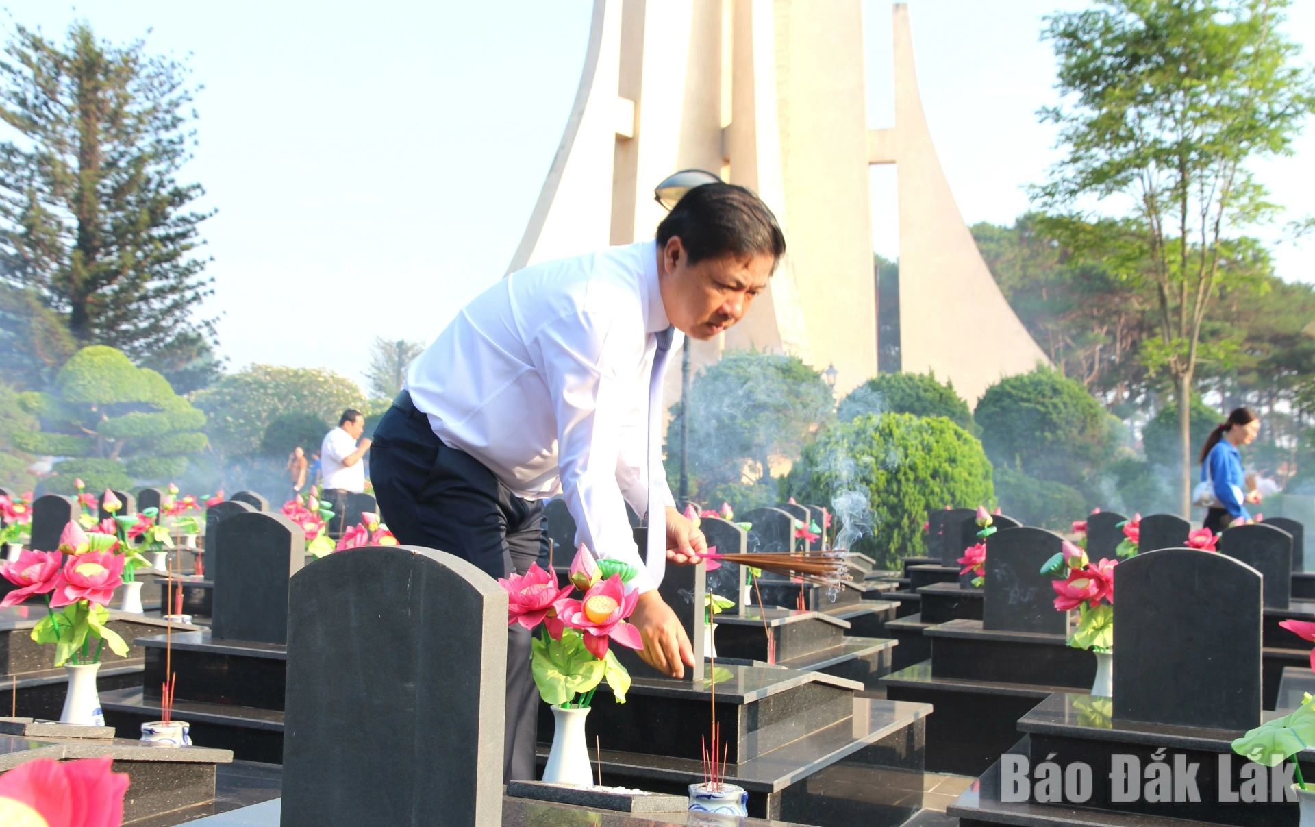 Đồng chí Lương Nguyễn Minh Triết, Ủy viên Trung ương Đảng, Bí thư Tỉnh ủy, Trưởng Đoàn ĐBQH tỉnh thắp hương trên các phần mộ liệt sĩ.