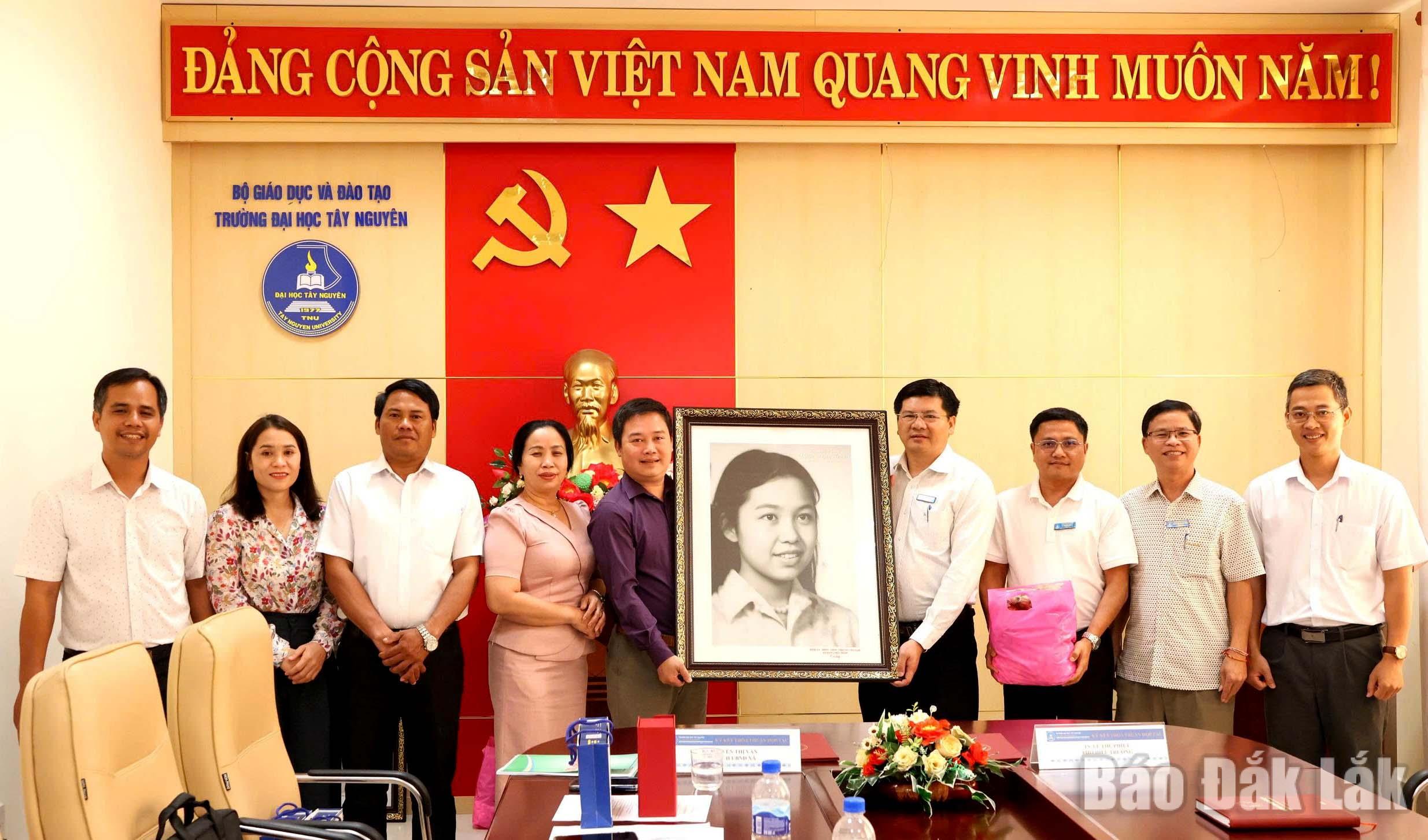 Lãnh đạo xã Đặng Thùy Trâm (Quảng Ngãi) tặng ảnh chân dung Bác sĩ Đặng Thùy Trâm cho Trường Đại học Tây Nguyên.