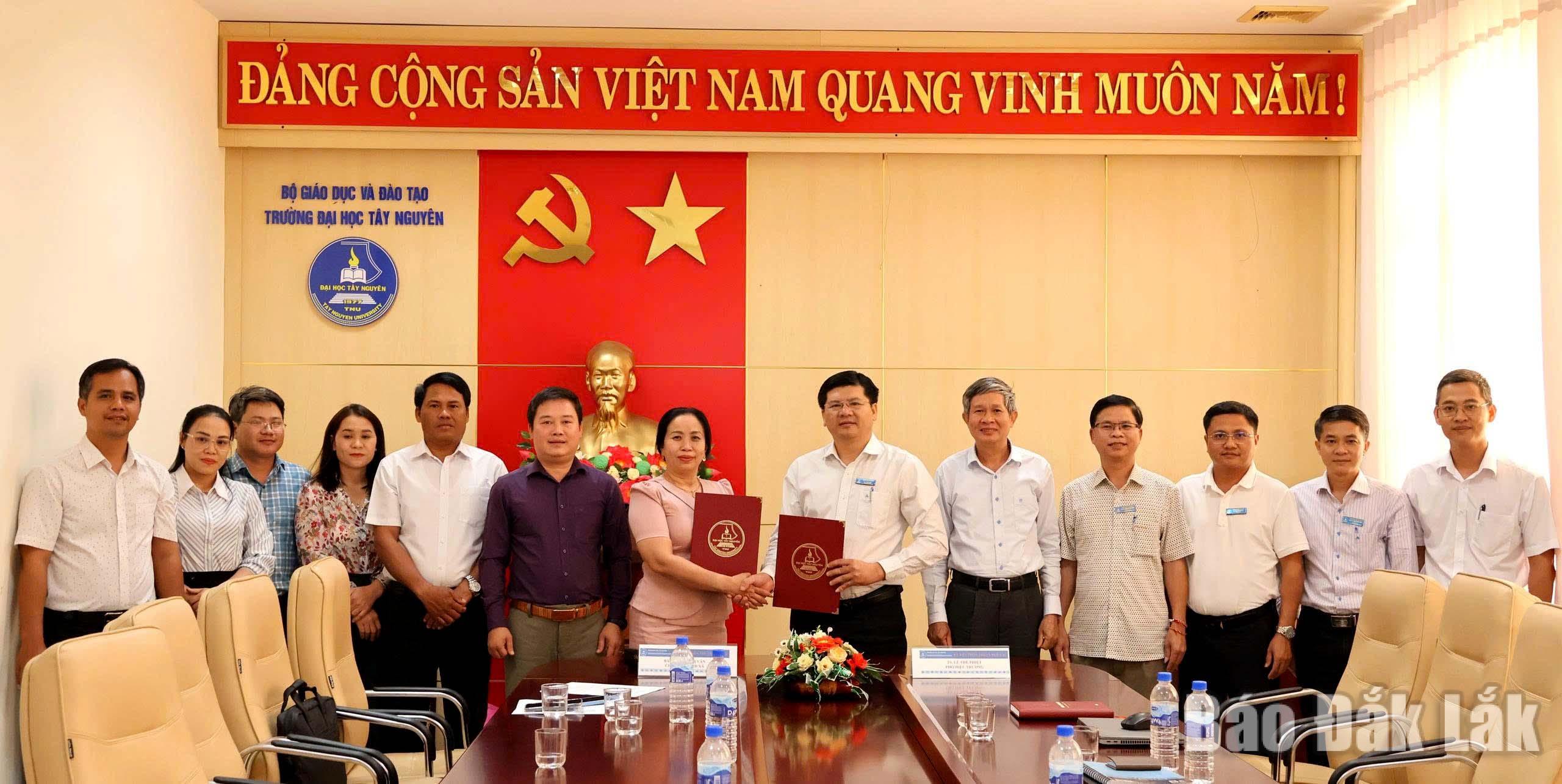 Lãnh đạo UBND xã Đặng Thùy Trâm (Quảng Ngãi) và Trường Đại học Tây Nguyên ký kết và trao bảng ghi nhớ hai đơn vị.