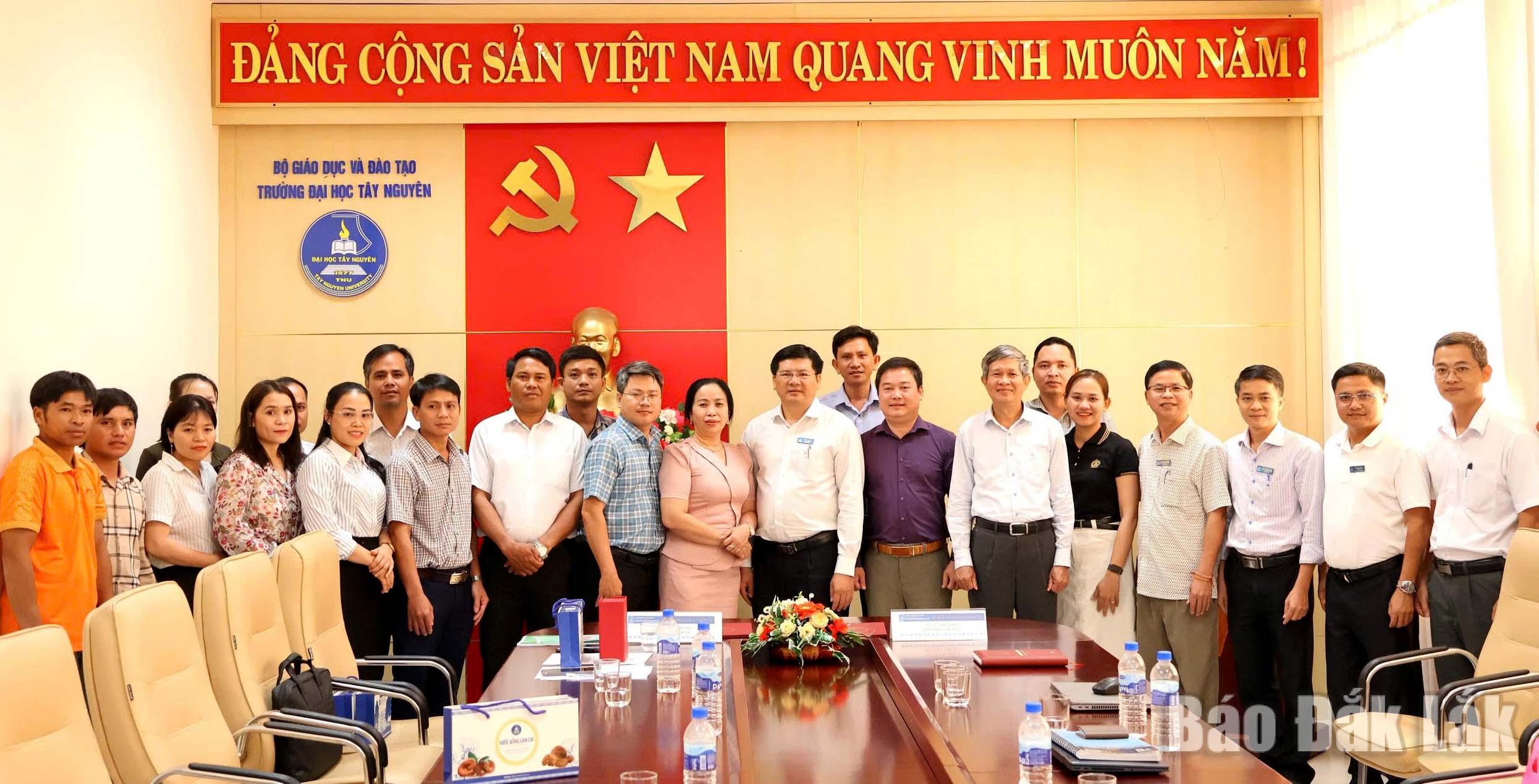 Hai đơn vị chụp ảnh lưu niệm sau khi ký kết.