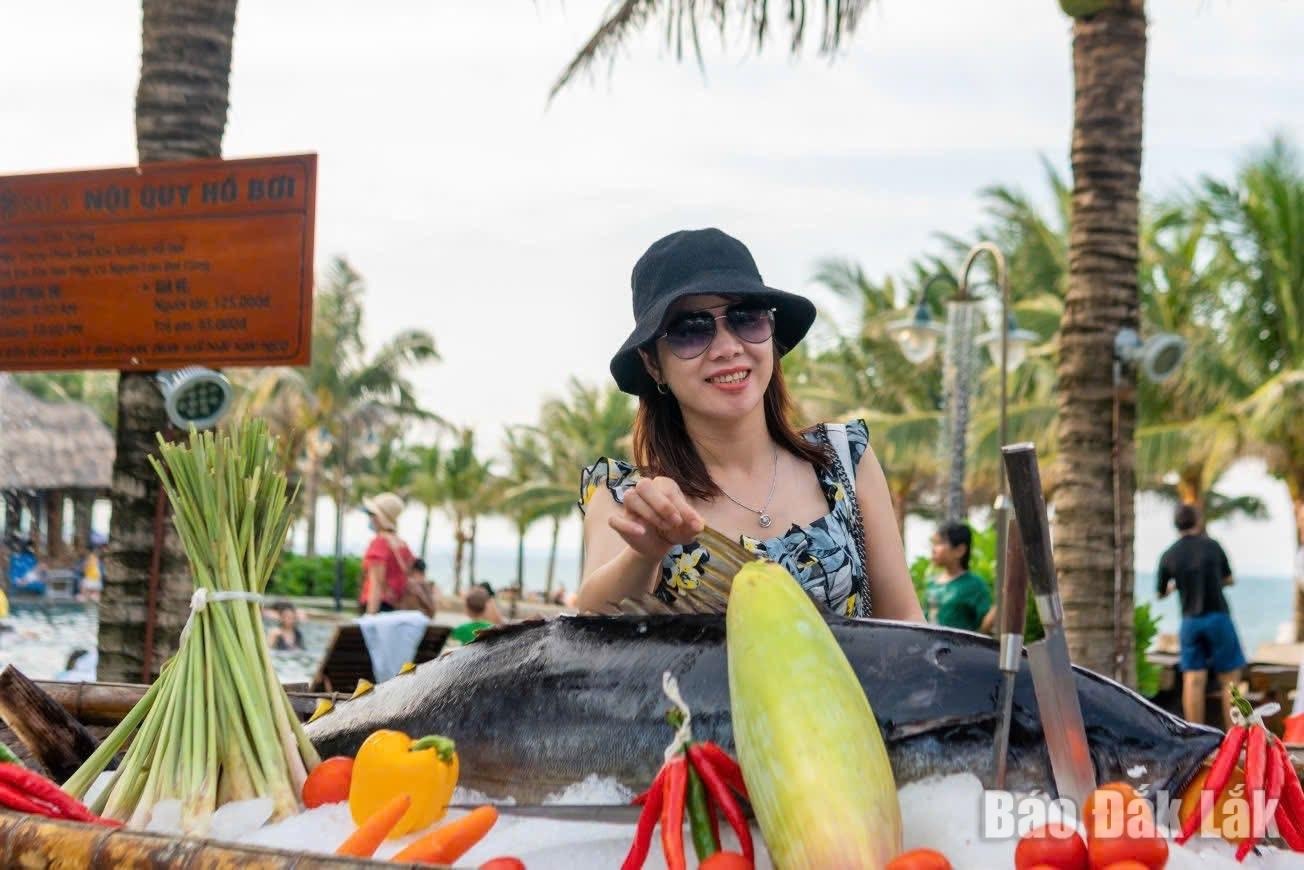 Visitors checking in with ocean tuna at restaurants in Tuy Hoa ward.