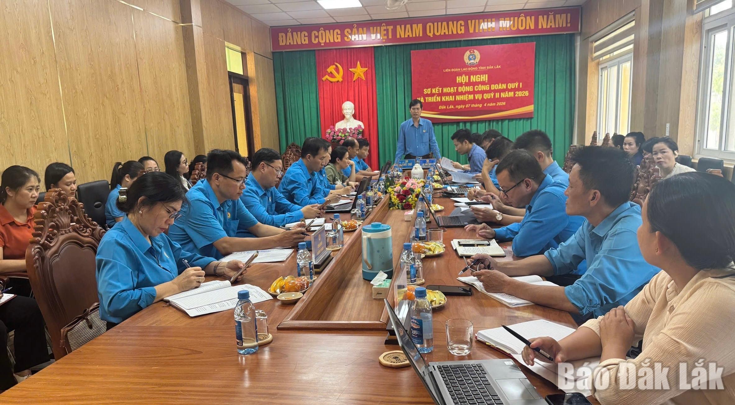 Ông Lê Văn Thành (đứng), CHủ tịch LĐLĐ tỉnh phát biểu tại hội nghị.