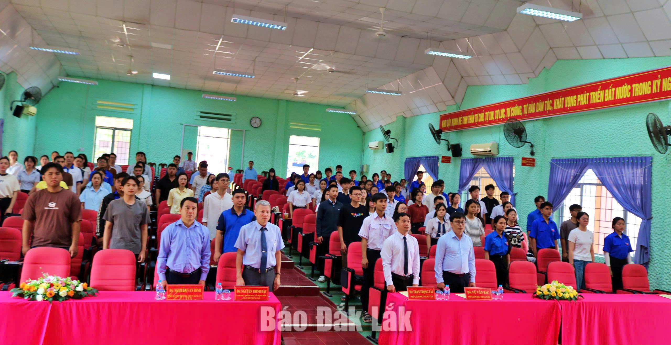 Các đại biểu, học viên tham dự lớp bồi dưỡng thực hiện nghi thức chào cờ tại lễ khai mạc. Ảnh: Hương Giang