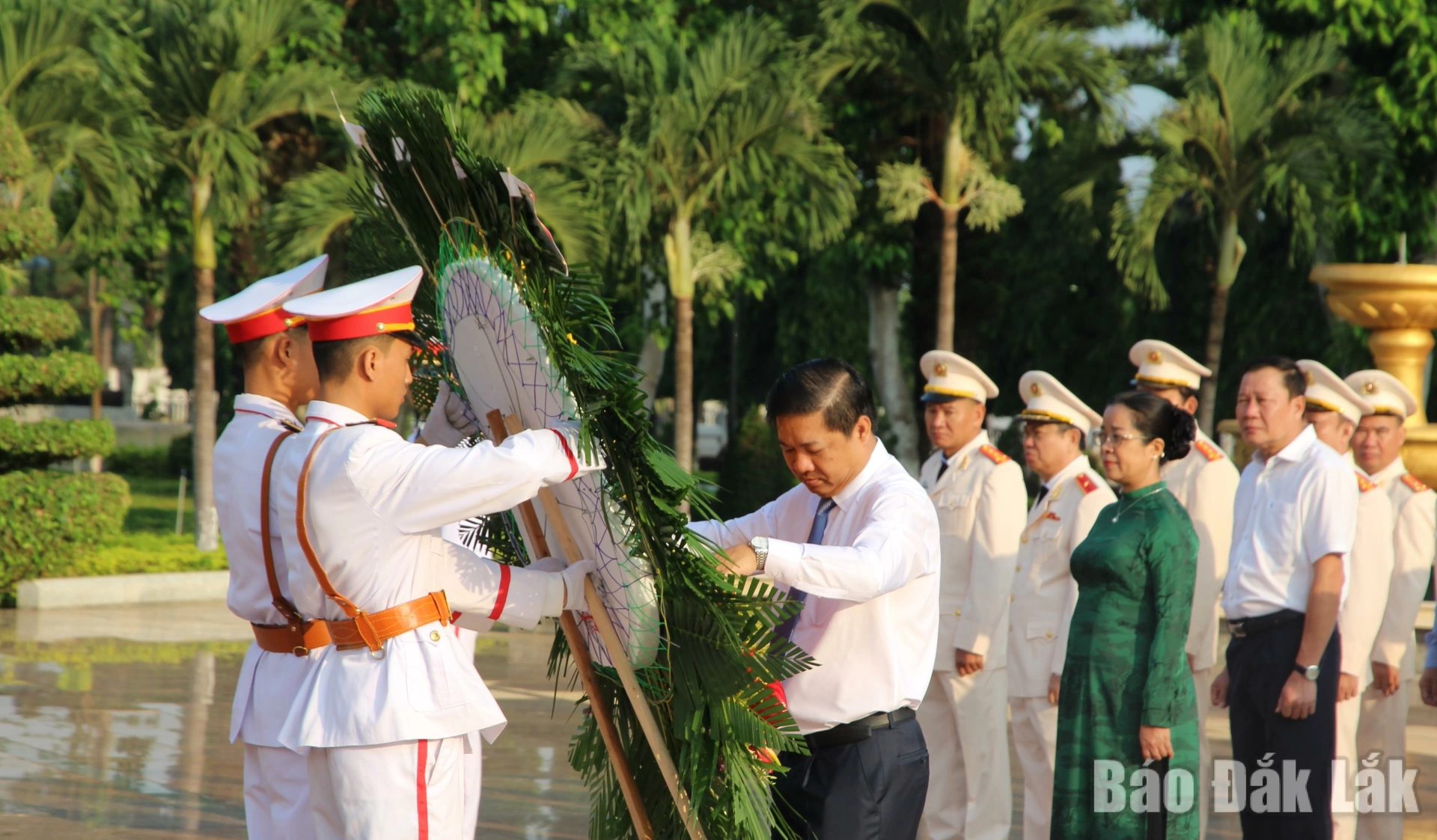 Đồng chí Lương Nguyễn Minh Triết chỉnh vòng hoa trước khi dâng lên các Anh hùng liệt sĩ.
