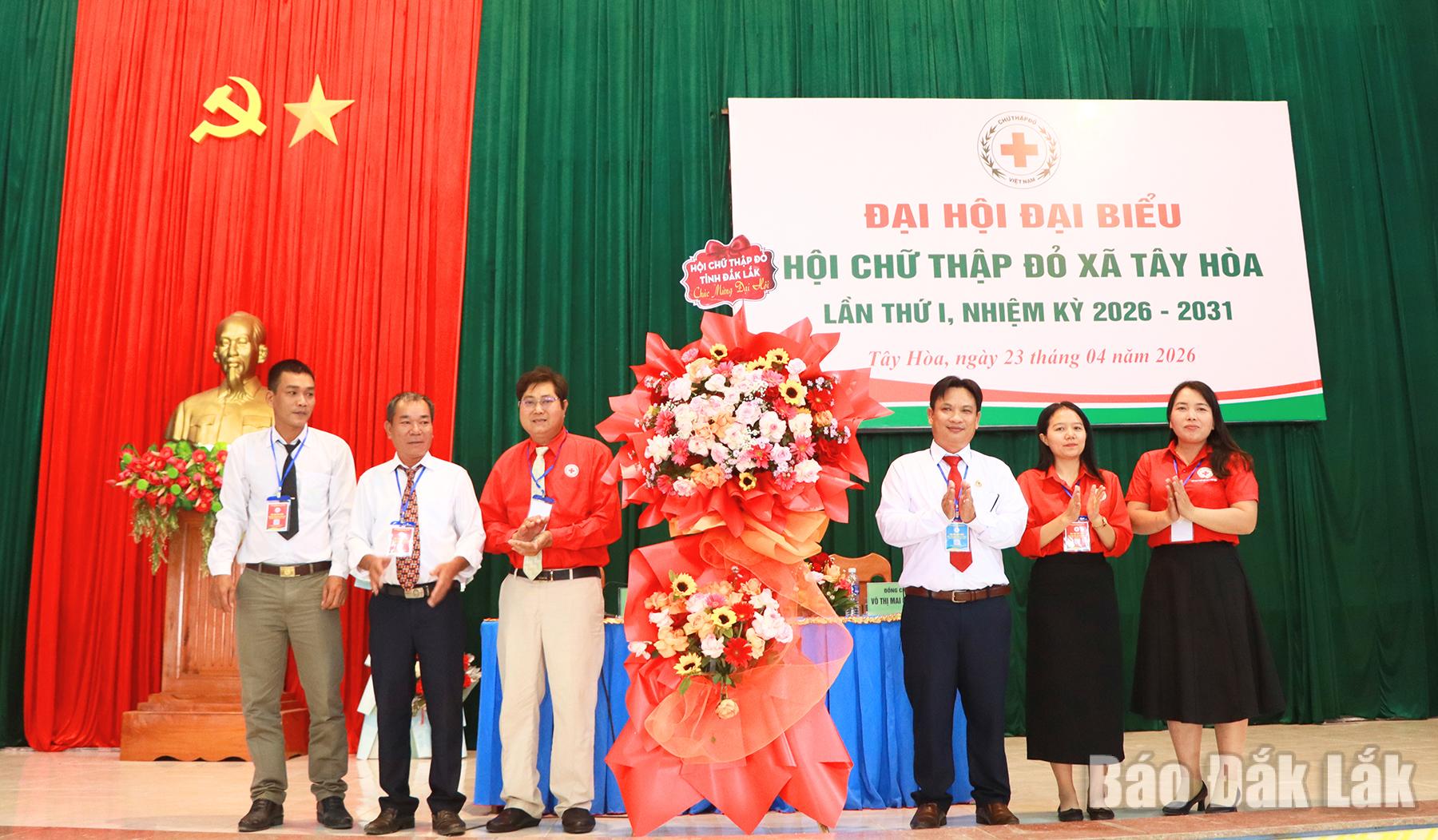 Đại diện Hội Chữ thập đỏ tỉnh Đắk Lắk tặng hoa chúc mừng đại hội.