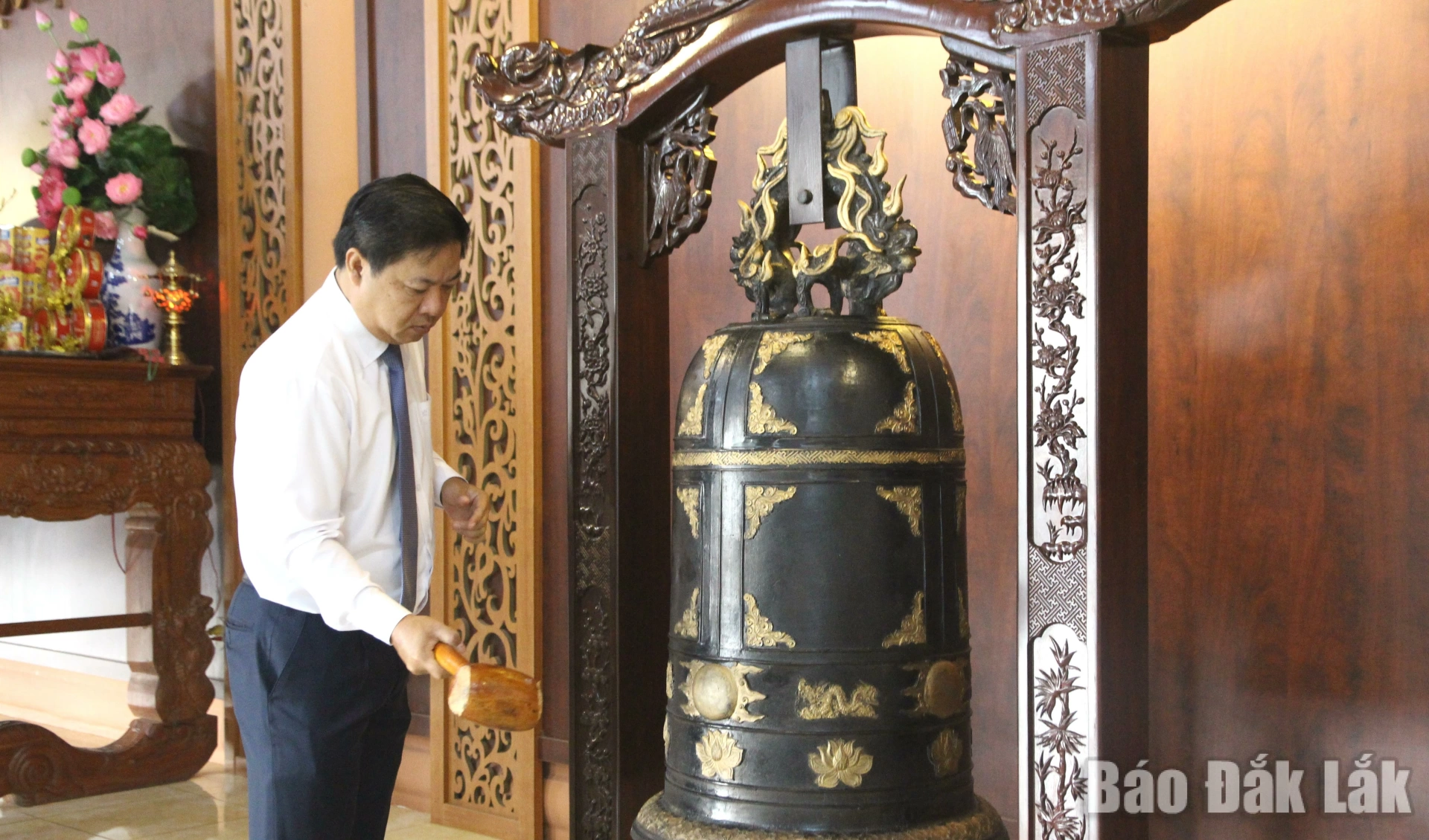 Đồng chí Lương Nguyễn Minh Triết, Ủy viên Trung ương Đảng, Bí thư Tỉnh ủy, Trưởng Đoàn ĐBQH tỉnh thỉnh chuông...