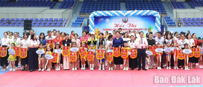 Trao 60 giải thưởng cho các đội thi xuất sắc tại hội thi Aerobic cấp học Mầm non