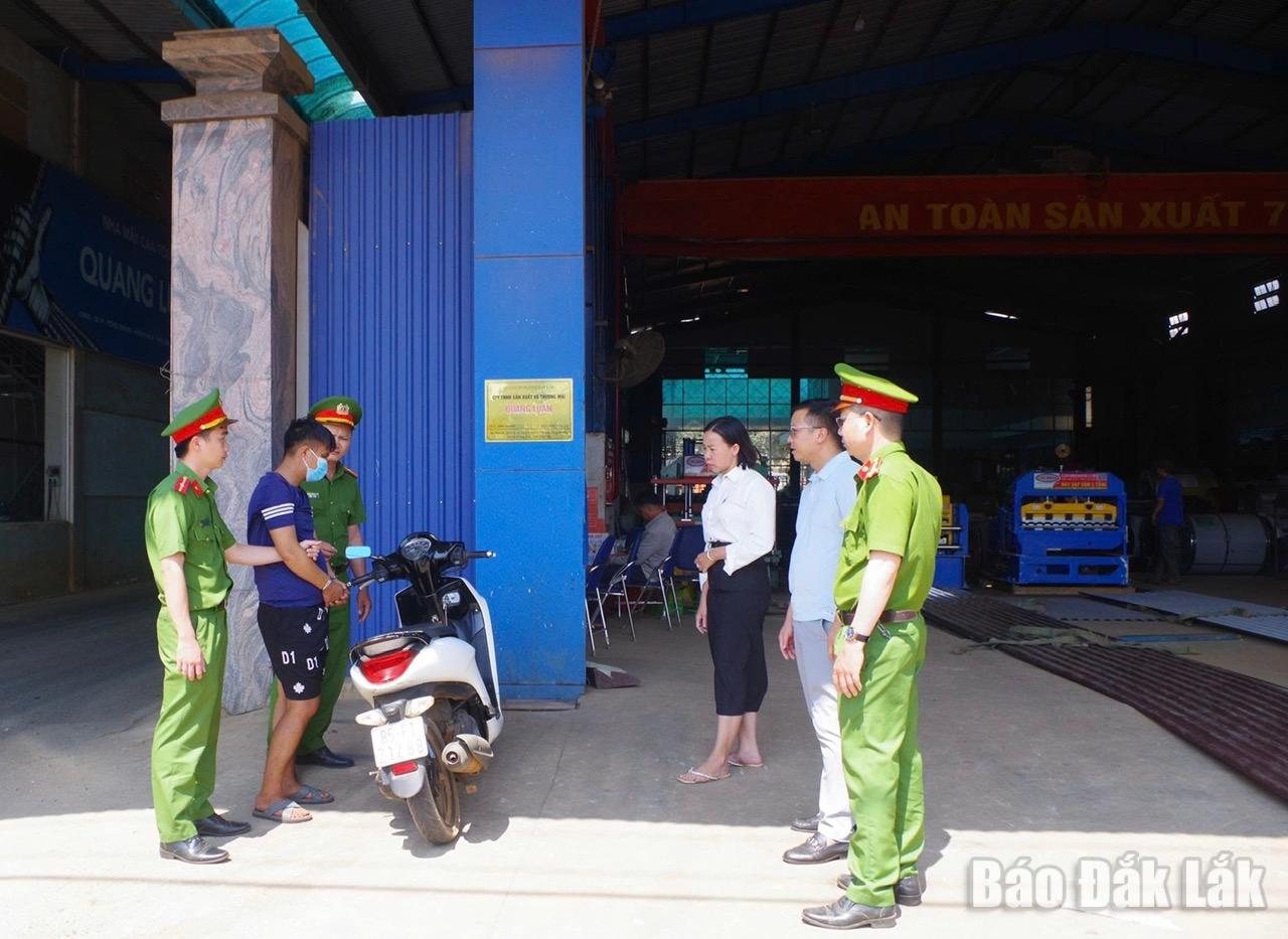 Công an xã Powng Drang dẫn dãi đối tương cùng tang vật đến hiện trừng vụ việc