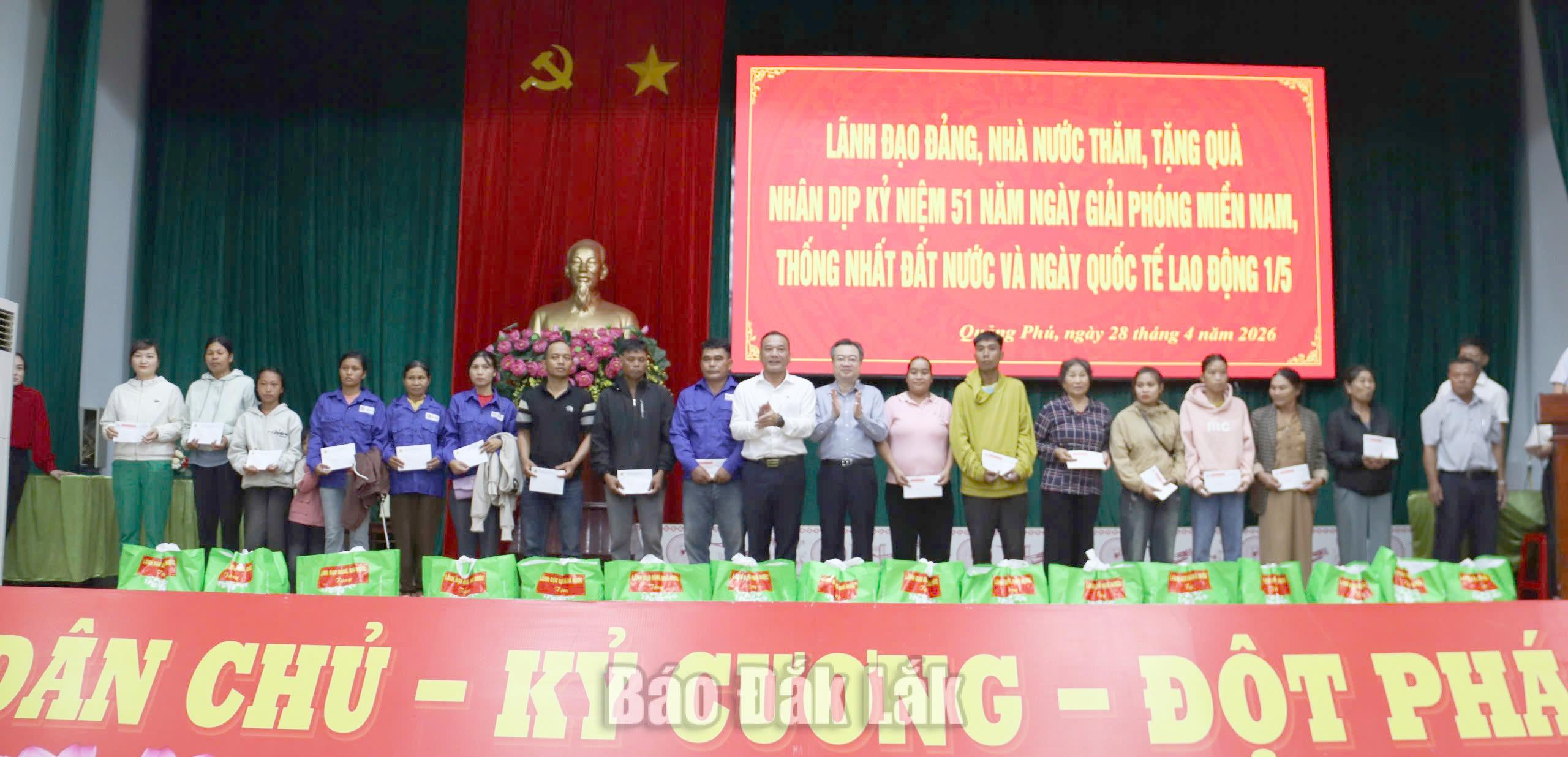 Đồng chí Nguyễn Thanh Nghị, Ủy viên Bộ Chính trị, Bí thư Trung ương Đảng, Trưởng Ban Chính sách, Chiến lược Trung ương và đồng chí Y Giang Gry Niê Knơng, Phó Bí thư Tỉnh ủy, Chủ tịch Ủy ban MTTQ Việt Nam tỉnh trao quà cho công nhân, người lao động và gia đình chính sách có hoàn cảnh khó khăn xã Quảng Phú. Ảnh: Đỗ Lan
