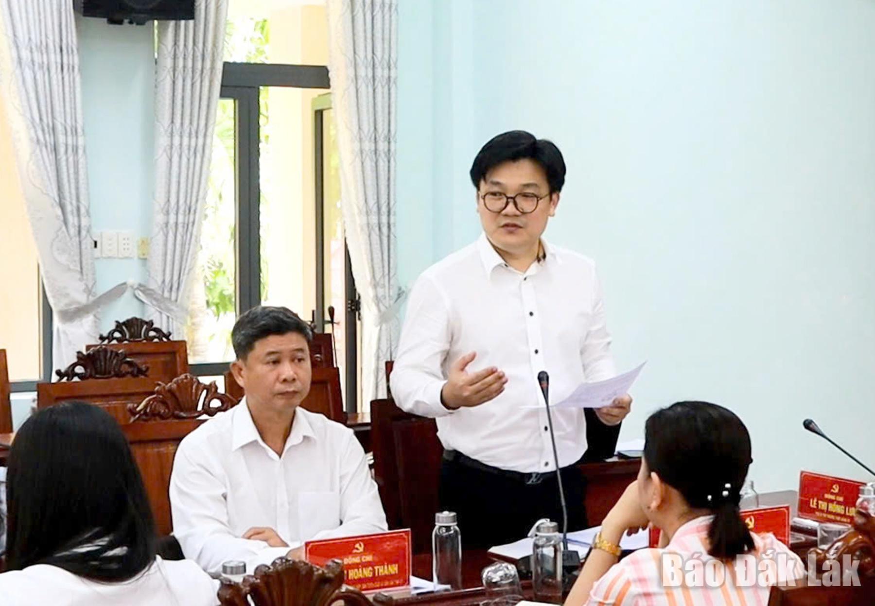 Phó Trưởng ban Tuyên giáo và Dân vận Tỉnh ủy Võ Trần Quang phát biểu tại hội nghị.