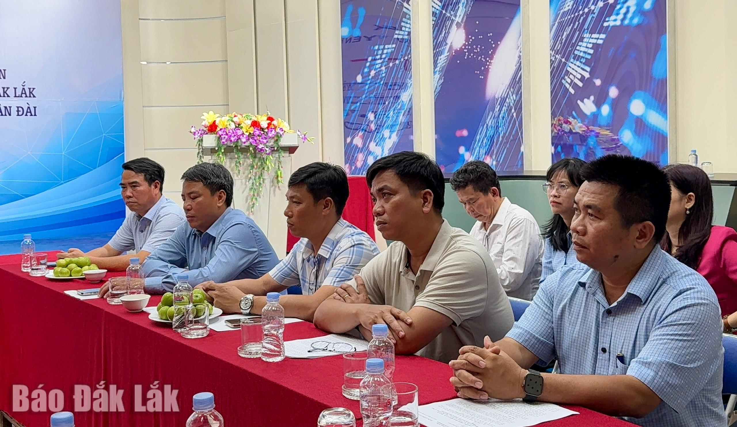 Đại biểu tham dự ký kết.