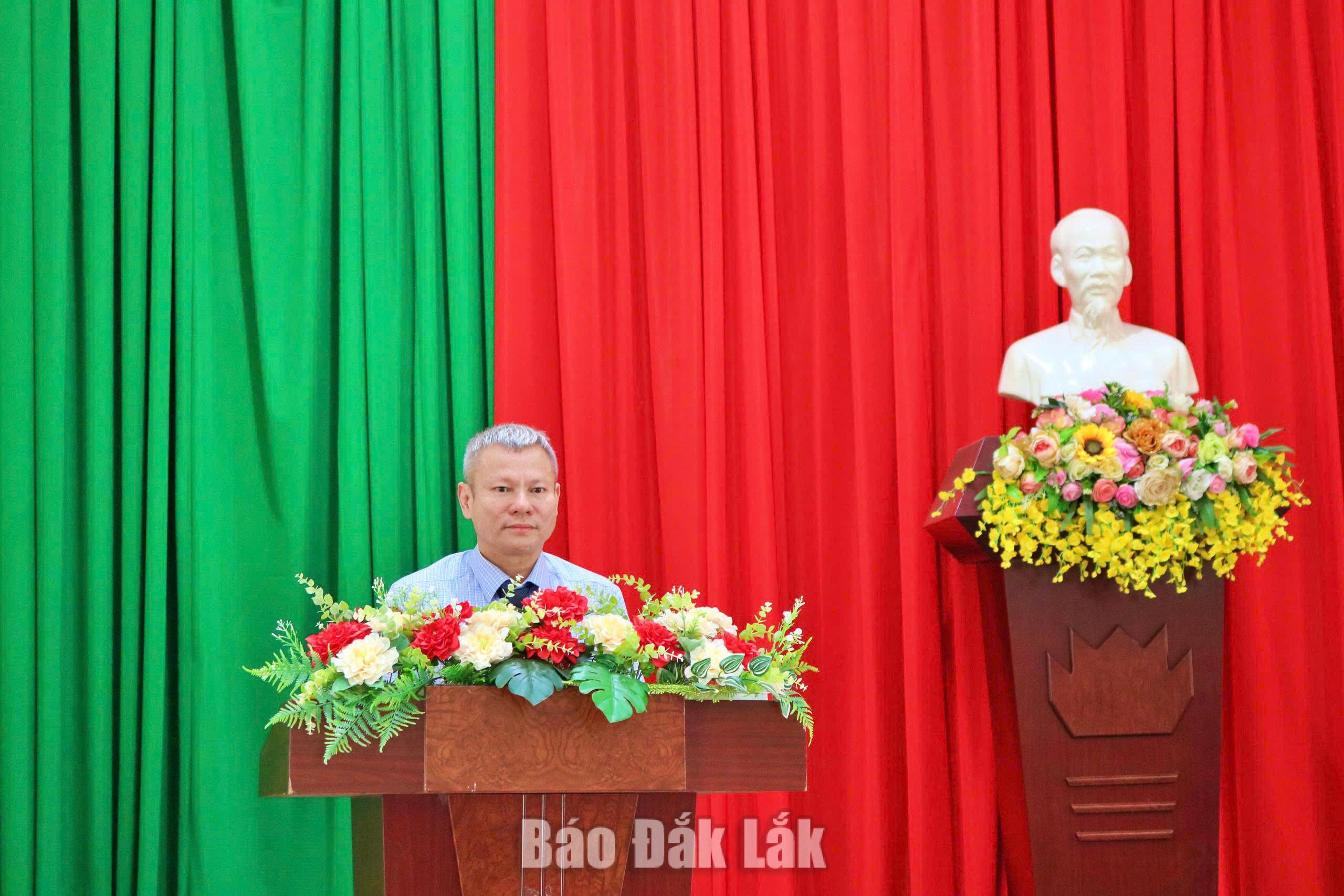 Trưởng Ban Xây dựng Đảng phường Buôn Ma Thuột Nguyễn Trinh Đạt phát biểu khai mạc lớp học.