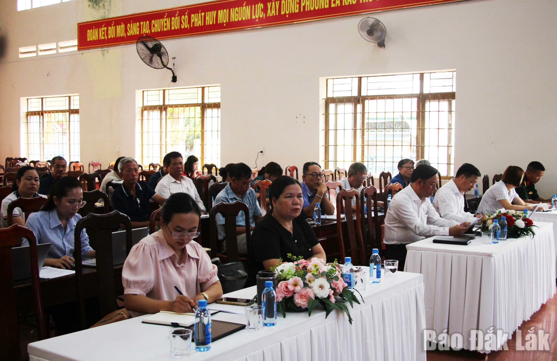 Các đại biểu dự hội nghị.