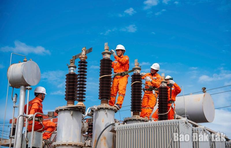 Công ty Điện lực Đắk Lắk khuyến cáo khách hàng chung tay sử dụng điện an toàn, tiết kiệm và hiệu quả, góp phần giảm áp lực cho hệ thống điện.