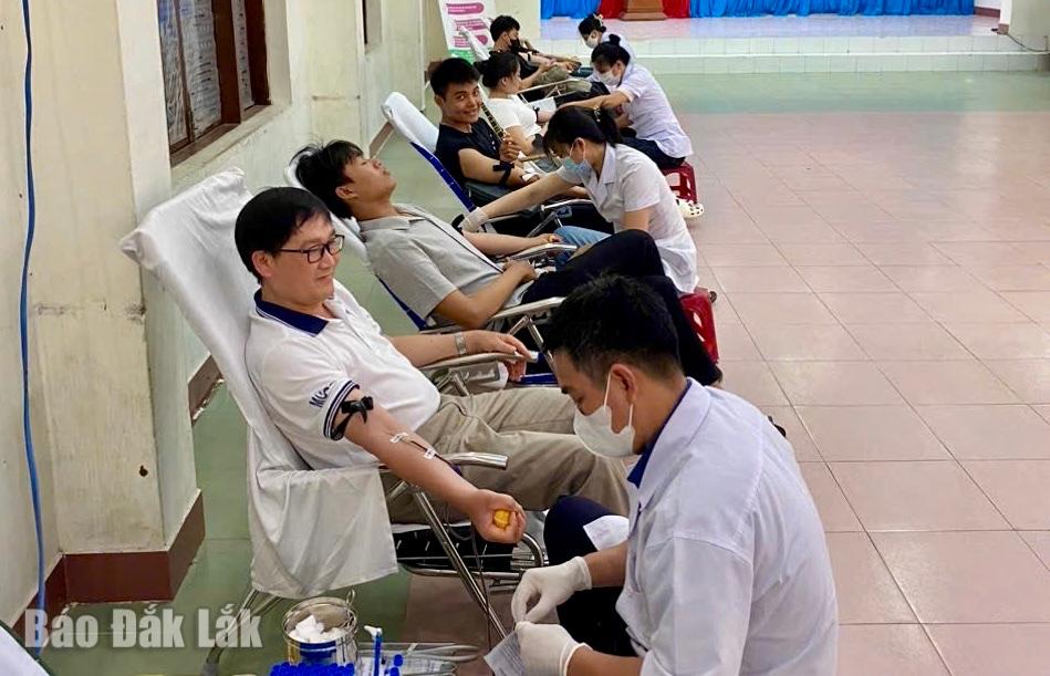 Đông đảo cán bộ, giảng viên và sinh viên tham gia ngày hội hiến máu.