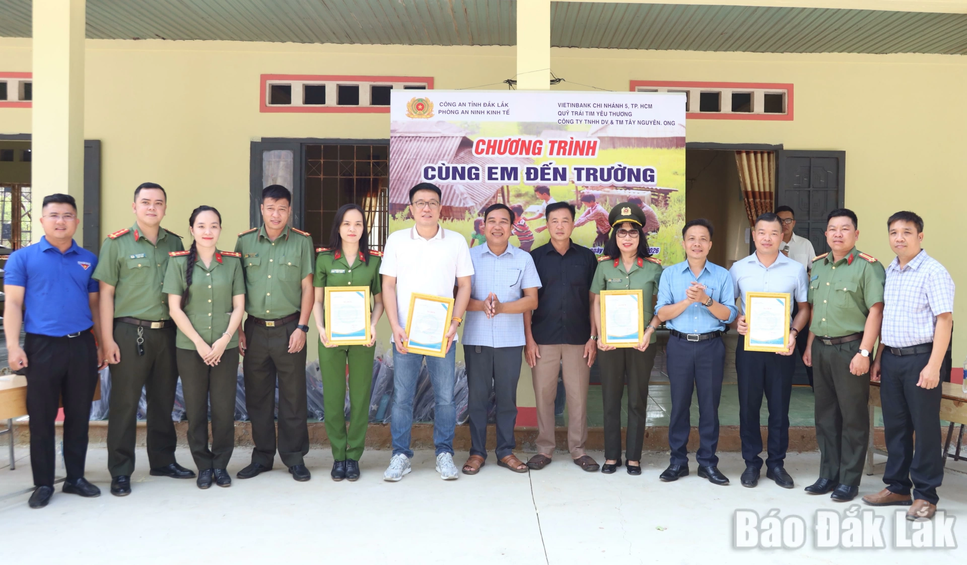 Đại diện Ban Giám hiệu nhà trường và lãnh đạo địa phương trao thư cảm ơn các nhà tài trợ.