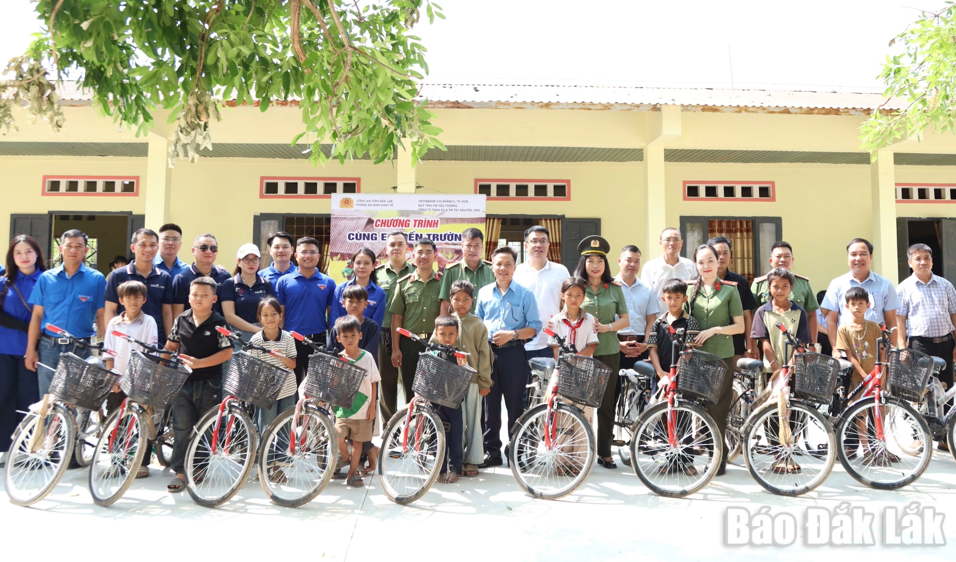 Trao xe đạp tặng các em học sinh.