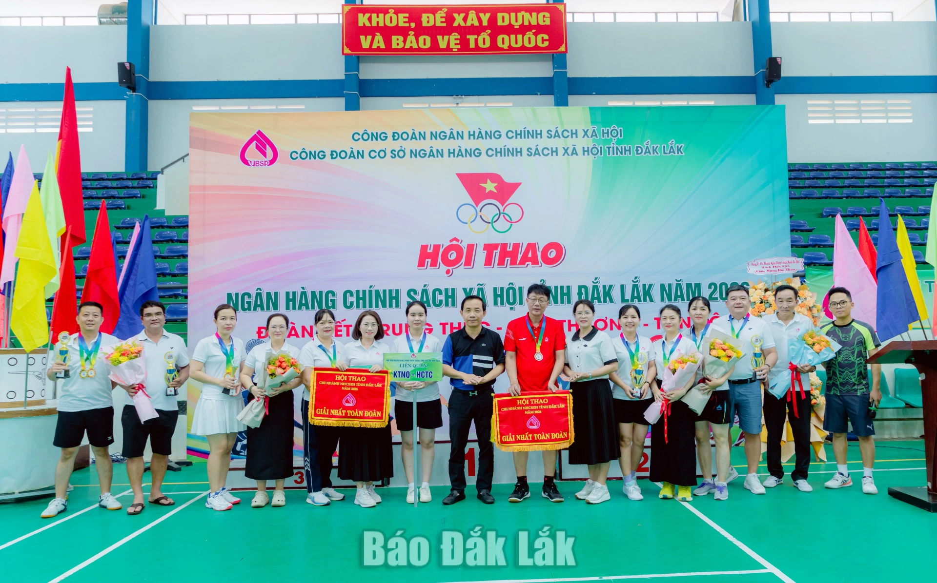 Lãnh đạo Ngân hàng Chính sách xã hội chi nhánh Đắk Lắk chúc mừng Liên quân Phòng Kế toán ngân quỹ – Hành chính tổ chức xuất sắc đoạt giải Nhất toàn đoàn.