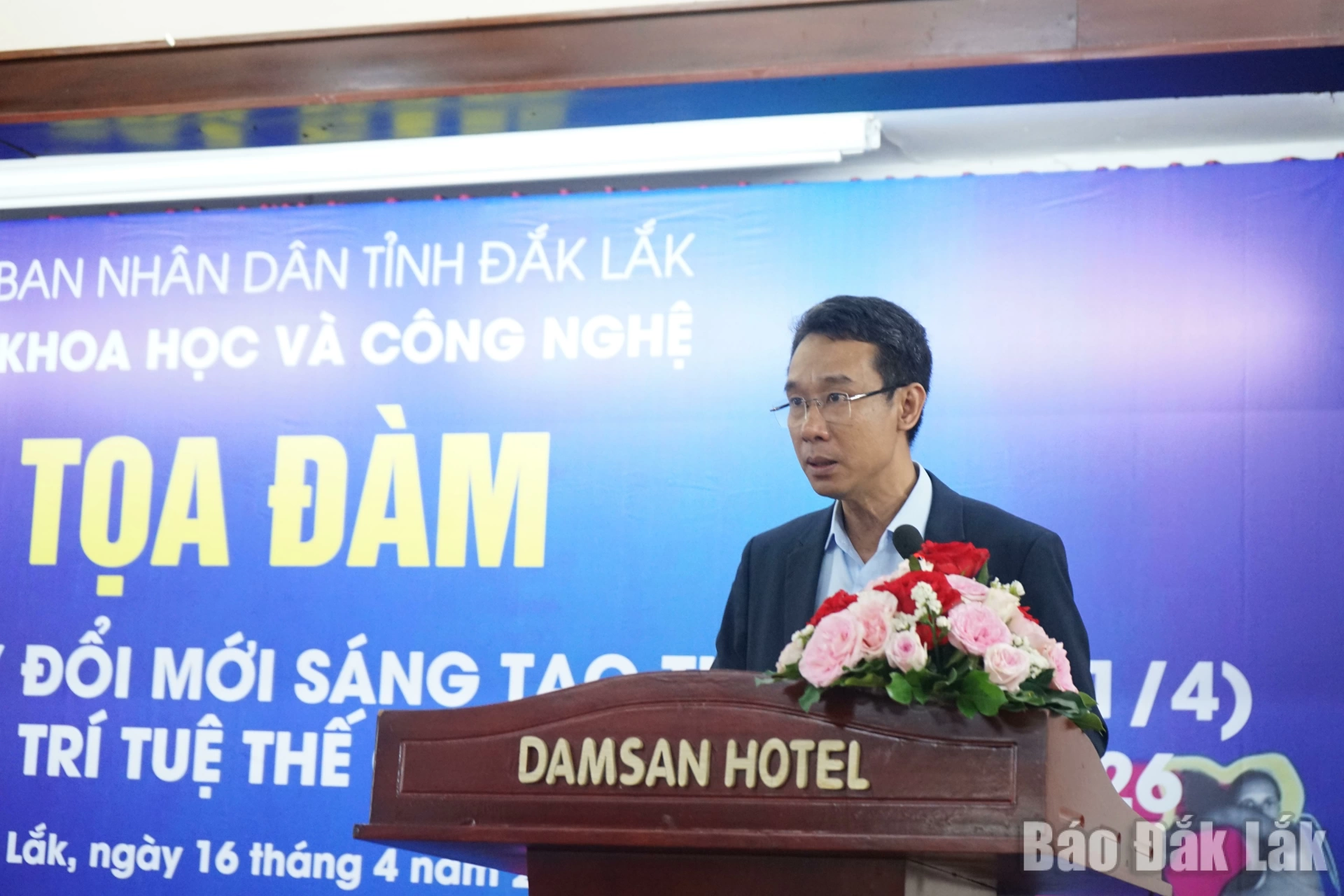 Phó Giám đốc Sở Khoa học và Công nghệ Trần Văn Sơn trao đổi hoạt động đổi mới sáng tạo và phát triển tài sản trí tuệ trên địa bàn tỉnh