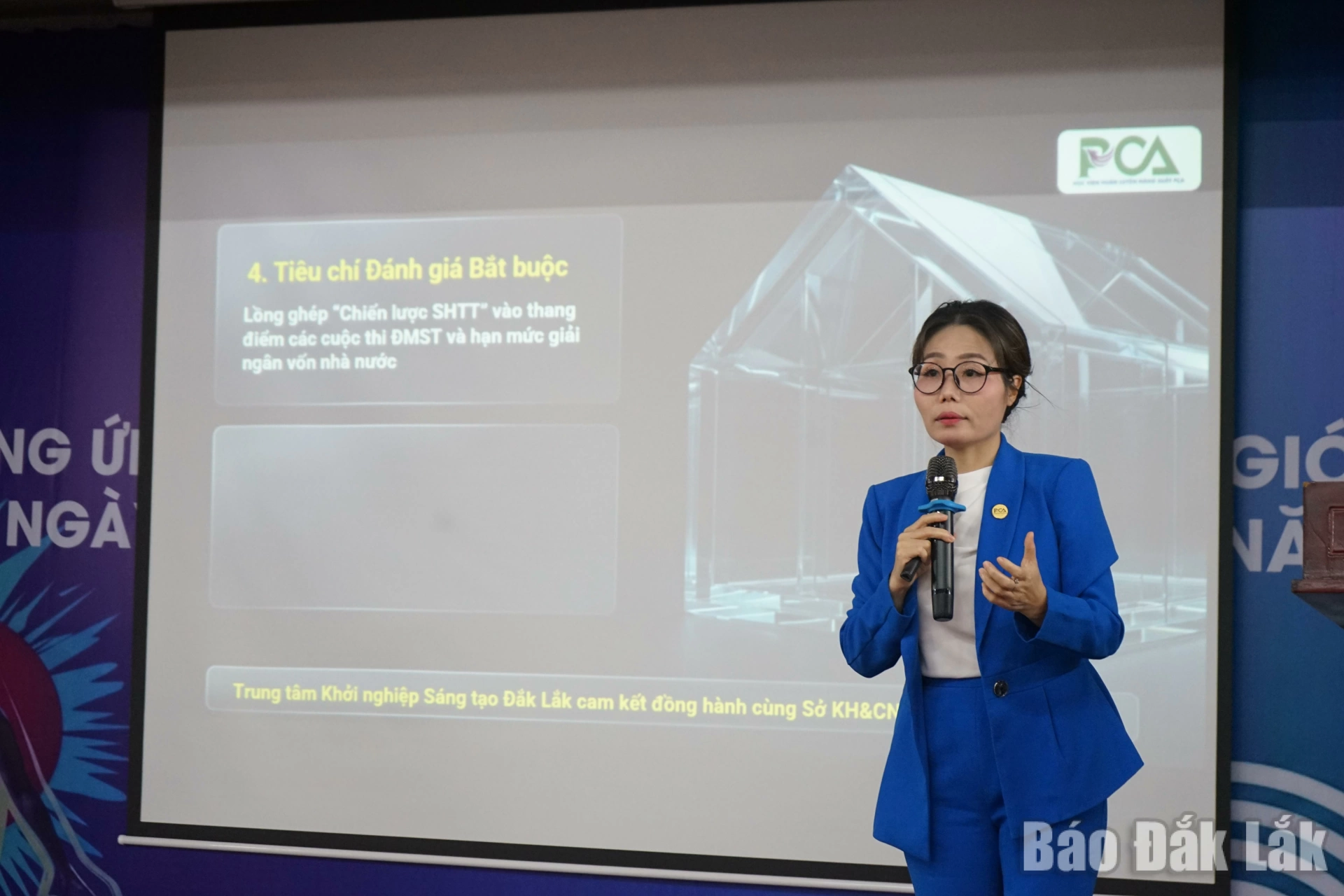 Bà Lương Thị Thúy Anh - Giám đốc điều hành Trung tâm Khởi nghiệp Sáng tạo tỉnh chia sẻ tại tọa đàm