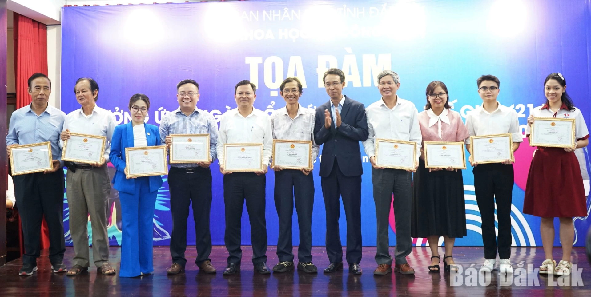 Đại diện Sở Khoa học và Công nghệ trao giất khen tặng các cá nhân 