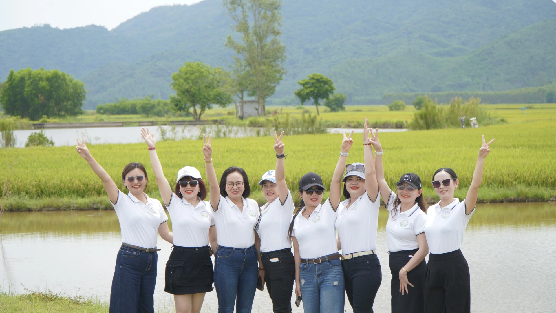 Nhiều người thích thú khi ghi lại những hình ảnh cánh đồng lúa, vốn là thương hiệu của vùng đất Hòa Thịnh. Ảnh: N.Huy