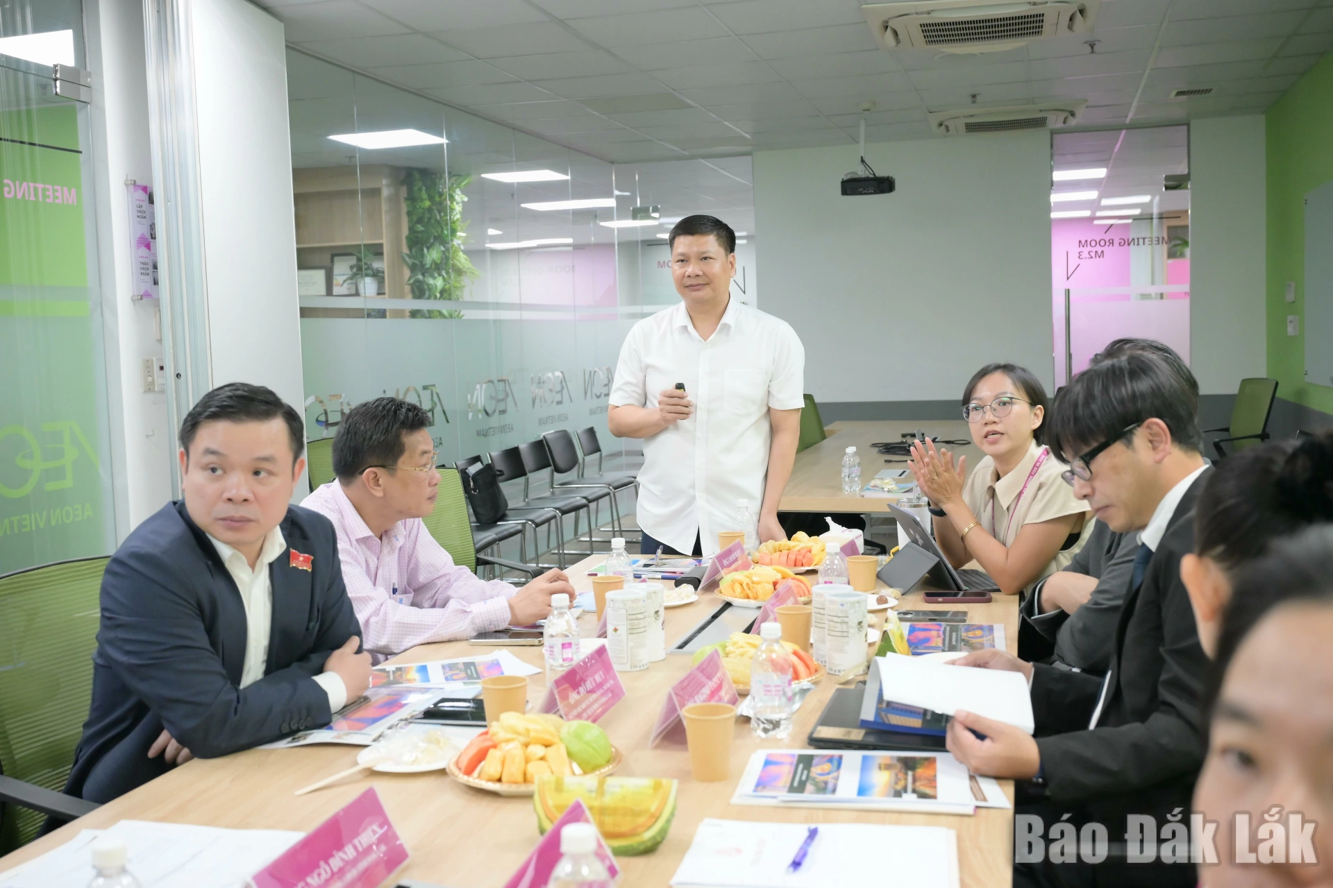 Giám đốc Sở Xây dựng Cao Đình Huy giới thiệu các vị trí chiến lược được quy hoạch để mời gọi AEON đầu tư. Ảnh: Sở Công Thương