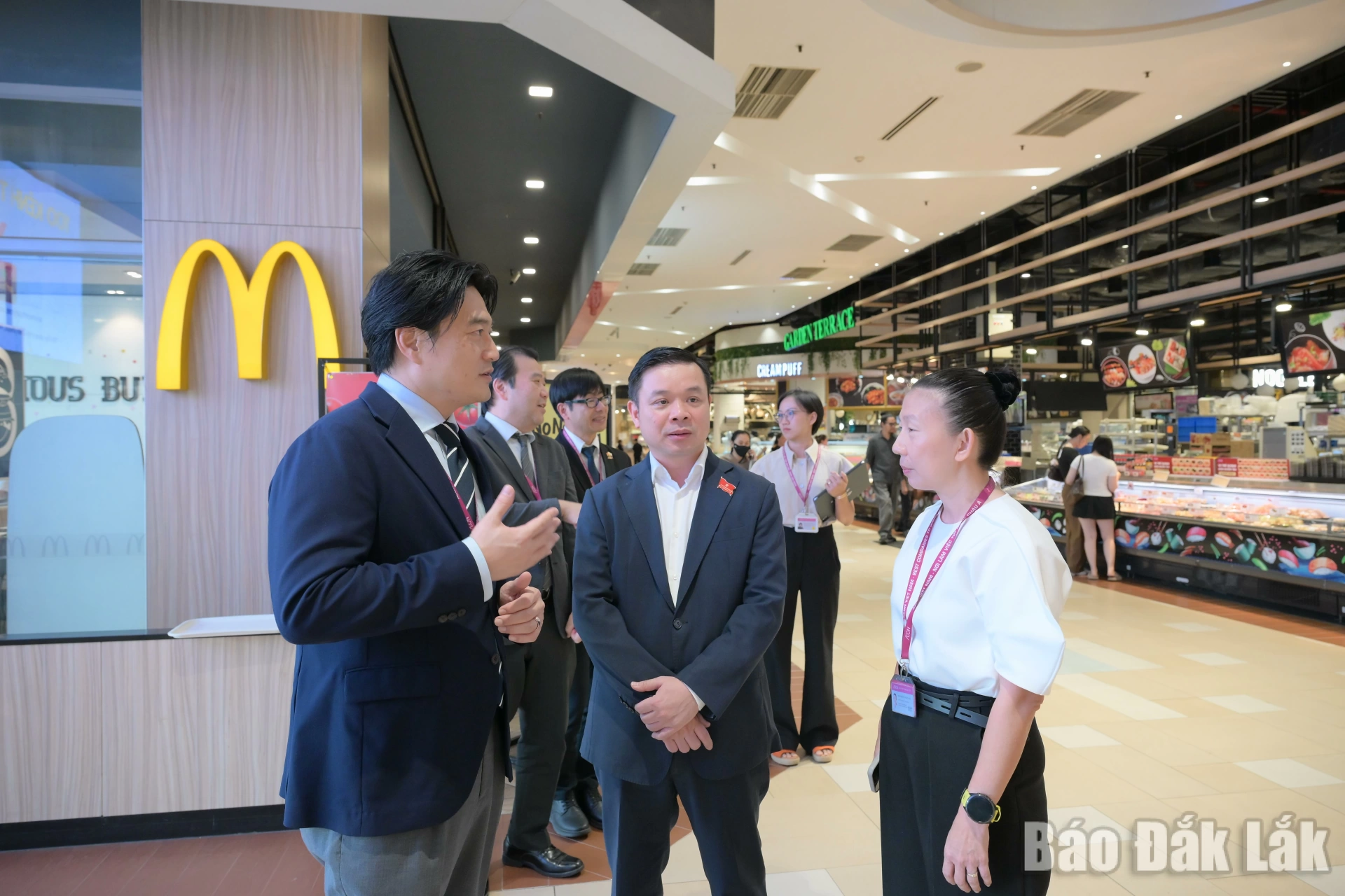 Chủ tịch UBND tỉnh Đắk Lắk Đỗ Hữu Huy và lãnh đạo các sở, ngành khảo sát hệ thống bán lẻ của Công ty TNHH AEON Việt Nam. Ảnh: Sở Công Thương